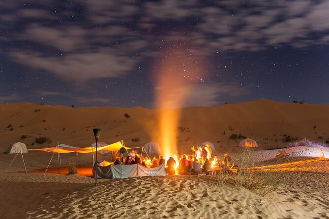 Sahara Tunisie : Un Voyage Inoubliable au Cœur du Désert Le Sahara tunisien, ces mots évoquent instantanément des images de vastes étendues de sable doré, de dunes majestueuses sculptées par le vent et d'une aventure épique. Si vous rêvez de découvrir ce trésor naturel unique, vous êtes au bon endroit. Dans cet article, nous allons plonger dans les merveilles du Sahara tunisien, vous donner des astuces pour en profiter au maximum, et vous aider à planifier un voyage inoubliable. ## À la Découverte du Sahara Tunisien Le Sahara tunisien, c'est bien plus qu'un simple désert. C'est une expérience sensorielle, un voyage au cœur de l'immensité. La première a choisi qui frappe lorsque vous arrivez, c'est le silence apaisant. Le Sahara vous enveloppe dans une quiétude que vous ne trouverez nulle part ailleurs. ### **Exploration en 4x4 : Les Grandes Dunes et les Oasis Cachées** Pour explorer le Sahara en profondeur, envisagez de rejoindre une excursion en 4x4. Ces voyages vous conduiront à traverser les grandes dunes, où vous pourrez vous sentir tout petit face à l'immensité du paysage. Vous découvrirez également des oasis cachées, de joyaux verdoyants au véritable milieu de l'aridité. ### **Le Charme de Tozeur** La ville de Tozeur, située à l'oasis du Djérid, est souvent le point de départ de nombreuses aventures sahariennes. Promenez-vous dans les ruelles étroites, admirez l'architecture traditionnelle, et visitez le musée Dar Chariet pour plonger dans l'histoire fascinante de la région. ### **Coucher de Soleil Magique** Assistez à un coucher de soleil sur les dunes du Sahara. C'est un spectacle à couper le souffle. Les teintes chaudes du ciel contrastent avec le sable doré pour créer un moment magique que vous n'oublierez jamais. ## Le Sahara et Star Wars Les fans de Star Wars seront ravis de savoir que le Sahara tunisien a été utilisé comme décor pour plusieurs films de la saga. Des lieux emblématiques tels que Matmata, où se trouve la maison des Lars, et Tataouine, qui a inspiré le nom de la planète Tatooine, vous transporteront dans une galaxie lointaine, très lointaine. ### **Rencontre avec les Habitants du Sahara** Pour une expérience authentique, prenez le temps de rencontrer les habitants du Sahara. Ils sont connus pour leur hospitalité chaleureuse. Profitez de l'occasion pour déguster des dattes fraîches et découvrir l'artisanat local, y compris les poteries traditionnelles et les tapis tissés à la main. ## Sahara Tunisien : Conseils Pratiques - **Climat :** Le Sahara tunisien peut être extrêmement chaud en été. Assurez-vous d'apporter des vêtements légers et de la protection solaire. - **Eau :** Hydratez-vous constamment. Il peut être difficile de trouver. 