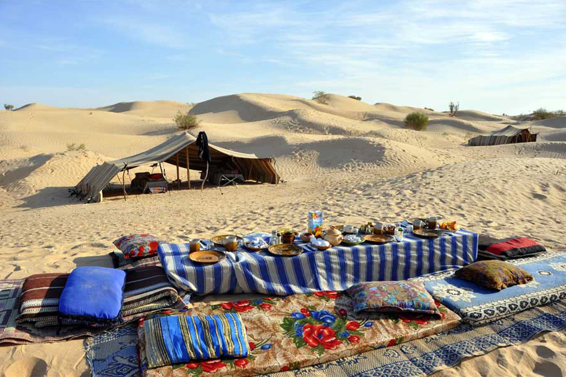Les vacances en Tunisie offrent une expérience unique pour les voyageurs en quête d'aventure, de culture et de paysages à couper le souffle. Parmi les joyaux cachés de ce pays, le Sahara tunisien se démarque comme l'une des destinations les plus captivantes. Dans cet article, nous allons explorer les merveilles de la Tunisie, en mettant l'accent sur l'exploration du Sahara, le plus grand désert chaud du monde. L'Appel du Sahara Tunisien Le Sahara tunisien est un lieu magique qui attire les voyageurs du monde entier. Sa vaste étendue de dunes de sable doré, ses oasis verdoyantes, et ses paysages lunaires en font un endroit incontournable pour les aventuriers et les amoureux de la nature. Que vous soyez un passionné de désert ou que vous souhaitiez simplement vivre une aventure inoubliable, le Sahara tunisien vous enchantera. Explorer le Désert en 4x4 Pour découvrir pleinement les mystères du Sahara tunisien, il n'y a rien de tel qu'une excursion en 4x4. Les circuits en 4x4 offrent une expérience immersive qui vous emmène au cœur du désert, où vous pourrez admirer des paysages à couper le souffle. Traversez les dunes de sable, visitez des villages nomades, et découvrez la culture bédouine. Les couchers de soleil dans le désert sont une expérience à ne pas manquer. Randonnée à dos de Chameau Si vous recherchez une aventure plus traditionnelle, une randonnée à dos de chameau est la meilleure option. Vous vous sentirez comme un véritable caravanier, parcourant les dunes de sable à un rythme paisible. Cette expérience unique vous permettra de vous connecter avec la nature et d'apprécier le calme du désert. Découvrir les Oasis Cachées Les oasis du Sahara tunisien sont de véritables oasis de paix, offrant une échappée verdoyante au milieu des étendues arides. Ces lieux cachés regorgent de palmiers, de sources d'eau douce, et de jardins luxuriants. Vous pourrez vous détendre à l'ombre des palmiers, déguster des dattes fraîches, et vous rafraîchir dans les piscines naturelles. L'Artisanat Tunisien Lors de votre voyage en Tunisie, ne manquez pas l'occasion de découvrir l'artisanat local. Les marchés traditionnels regorgent de produits artisanaux, tels que les tapis berbères, les poteries, et les bijoux en argent. Vous pourrez rapporter chez vous des souvenirs uniques et soutenir les artisans locaux. La Gastronomie Tunisienne La Tunisie est également célèbre pour sa cuisine délicieuse. Ne manquez pas l'opportunité de déguster des plats traditionnels tels que le couscous, les tajines, et les pâtisseries sucrées. Les saveurs tunisiennes vous transporteront dans un monde de délices gastronomiques. les vacances en Tunisie, avec une exploration du Sahara tunisien, promettent une expérience inoubliable. Que vous optiez pour une aventure en 4x4, une randonnée à dos de chameau, la découverte d'incroyables oasis, ou l'exploration de la culture et de la cuisine locales, la Tunisie a tant à offrir. Alors, préparez vos bagages et partez à la découverte de ce joyau du Maghreb. Les paysages époustouflants et la chaleur de l'accueil tunisien vous laisseront des souvenirs impérissables.