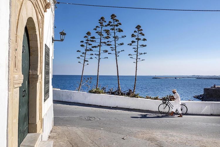 Bienvenue à Mahdia, la belle ville de Tunisie que beaucoup ont entendu parler, mais peu ont vraiment explorée. Nichée sur la côte est du pays, Mahdia est une perle méditerranéenne qui mérite une véritable place de choix sur votre liste de voyages. Découvrez avec nous ce que cette ville a à offrir, bien au-delà de sa réputation. Histoire et Culture : Un Patrimoine Richement Préservé Le passé glorieux de Mahdia Mahdia n'est pas seulement une destination, c'est un voyage à travers le temps. Fondée au Xe siècle, la ville porte les cicatrices de nombreuses époques, des dynasties musulmanes aux influences ottomanes. Promenez-vous dans la médina, où les rues étroites respirent l'histoire, et explorez la Grande Mosquée, un témoignage de la grandeur architecturale des siècles passés. Les Plages de Mahdia : Un Paradis Caché Sable fin, eaux cristallines - un coin de paradis Pour les amateurs de plages, Mahdia est une révélation. Des kilomètres de sable doré bordent la côte, offrant des vues imprenables sur la Méditerranée. Que vous soyez en quête de détente ou d'aventure, les plages de Mahdia répondent à toutes les envies. Plongée, sports nautiques, ou simple farniente, chacun y trouve son bonheur. Cuisine Mahdoise : Un Festin pour les Sens Des saveurs méditerranéennes authentiques La cuisine de Mahdia est une célébration des saveurs méditerranéennes. Ne manquez pas de déguster le fameux couscous aux fruits de mer, une spécialité locale qui capture l'essence des produits frais de la mer. Les marchés locaux regorgent de délices, des épices exotiques aux olives succulentes, offrant une expérience culinaire incomparable. Vivre l'Hospitalité Mahdoise : Un Accueil Chaleureux Des sourires sincères et une hospitalité exceptionnelle Ce qui distingue vraiment Mahdia, c'est la chaleur de ses habitants. L'accueil mahdois est empreint de générosité et de convivialité. N'hésitez pas à vous aventurier hors des sentiers battus, à discuter avec les habitants et à découvrir les traditions locales. Vous serez émerveillé par la gentillesse qui caractérise cette communauté. Mahdia - Un Trésor à Découvrir Mahdia, la belle ville en Tunisie, est bien plus qu'une simple destination de vacances. C'est une immersion dans une riche histoire, une plongée dans des eaux cristallines, une aventure culinaire et une rencontre chaleureuse avec la population locale. Alors pourquoi ne pas sortir des sentiers battus et découvrir le trésor caché de Mahdia lors de votre prochain voyage ?