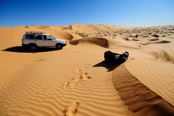 Sable, Aventure et Émerveillement Bienvenue dans le vaste monde du désert tunisien, une terre où le sable danse au rythme du vent et où chaque dune raconte une histoire. Chez www.notresiteextraordinaire.com , nous vous invitons à embarquer pour un circuit exceptionnel au cœur du Sahara, une aventure en 4x4 qui éveillera tous vos sens. Dunes Infinies : Une Mer de Sable à Perte de Vue Roulez sur les Crêtes des Dunes en 4x4 Imaginez-vous au sommet d'une dune, regardant en bas vers une mer de sable qui s'étend à perte de vue. C'est l'expérience que nous vous offrons dans notre circuit. En 4x4, parcourez les crêtes des dunes, laissant derrière vous une trace éphémère dans cet océan de sable. Chaque virage révèle une nouvelle perspective, chaque crête offre une vue à couper le souffle. Circuit Personnalisé : Votre Aventure, Votre Chemin Choisissez Vos Haltes, Créez Votre Histoire Nous comprenons que chaque voyageur a des attentes uniques. C'est pourquoi notre circuit est conçu pour être personnalisé selon vos préférences. Vous voulez vous attarder dans une oasis cachée ? Prendre le temps d'admirer le coucher de soleil sur une dune particulière ? Avec nous, chaque détail est entre vos mains. Rencontre avec le Sahara : Une Connexion Intime avec la Nature Sentez la Magie du Désert Le désert n'est pas simplement un paysage, c'est une expérience sensorielle. Le sable glissant entre vos doigts, le vent chuchotant des histoires anciennes, le silence paisible qui vous enveloppe au crépuscule. Notre circuit offre une immersion totale dans la magie du Sahara. C'est une aventure qui va au-delà de la vue, englobant tous vos sens. Guides Locaux Experts : Votre Sécurité, Notre Priorité Naviguez avec des Connaisseurs du Désert Votre sécurité et votre satisfaction sont nos priorités. Nos guides locaux, experts du désert, vous accompagnent tout au long du circuit. Leur connaissance approfondie de la région garantit une navigation sûre et une compréhension approfondie de la richesse culturelle et naturelle du désert tunisien. Une Aventure Inoubliable au Cœur du Sahara Au cœur de la Tunisie, notre circuit en 4x4 vous promet bien plus qu'un simple voyage. C'est une immersion totale dans la splendeur du désert, une aventure qui laissera une empreinte indélébile dans votre mémoire. Chez www.notresiteextraordinaire.com , nous vous invitons à explorer le Sud Tunisien d'une manière qui transcende l'ordinaire.