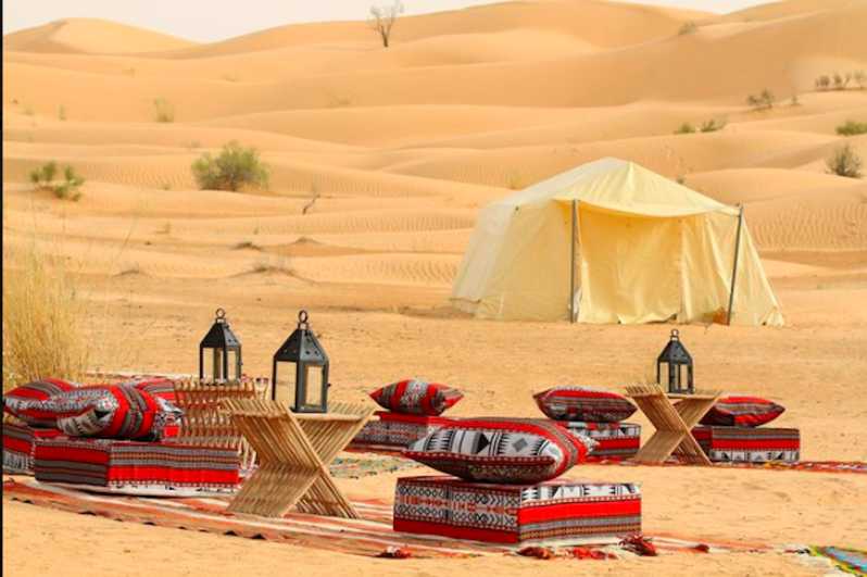 Le désert du Sahara en Tunisie est une destination incontournable pour les amoureux de la nature, les aventuriers et les passionnés de voyage. Avec ses vastes étendues de dunes de sable, ses oasis cachées et sa culture riche, le désert tunisien offre une expérience unique que vous ne trouverez nulle part ailleurs. Dans cet article, nous vous invitons à plonger au cœur de cette merveille naturelle et culturelle, en explorant les trésors cachés du désert du Sahara tunisien. Sahara Tunisien : Un Trésor Naturel Le Sahara tunisien est une partie de l'immense désert du Sahara, qui s'étend sur plusieurs pays d'Afrique du Nord. Cette région désertique offre des paysages à couper le souffle, allant des dunes de sable doré aux formations rocheuses étonnantes. L'une des destinations les plus célèbres dans le désert tunisien est le Grand Erg Oriental, une vaste mer de dunes qui s'étend sur des centaines de kilomètres. Les amateurs de trekking et de randonnée trouveront ici un terrain idéal pour explorer la nature brute. Randonnée dans les Dunes La randonnée dans les dunes du Sahara tunisien est une expérience inoubliable. Vous pouvez opter pour des excursions guidées qui vous emmèneront à travers les dunes, vous permettant d'admirer le coucher de soleil sur ce paysage spectaculaire. Les couleurs qui se démarquent sur le sable au crépuscule sont tout simplement magiques. Assurez-vous d'apporter de l'eau et de porter des vêtements appropriés pour vous protéger du soleil brûlant. Oasis secrètes Outre les dunes de sable à perte de vue, le désert tunisien abrite également des oasis verdoyantes qui semblent surgir de nulle part. Les oasis de montagne de Chebika, Tamerza et Mides offrent un contraste saisissant avec les étendues arides du désert. Ces endroits cachés regorgent de palmiers, de sources d'eau douce et de piscines naturelles. Vous pourrez vous rafraîchir dans ces oasis isolées tout en vous émerveillant de la beauté de la nature. Rencontre avec les Nomades Une expérience authentique dans le désert du Sahara tunisien ne serait pas complète sans rencontrer les nomades locaux. Les habitants du désert, appelés les "Berbères", ont survécu dans ces conditions extrêmes depuis des générations. Ils sont connus pour leur hospitalité chaleureuse et leur mode de vie traditionnel. Vous pourrez en apprendre davantage sur leur culture, goûter à leur cuisine locale et même passer une nuit sous une tente berbère pour une immersion totale. Sahara Tunisien : Un Voyage Culturel Le désert du Sahara tunisien ne se résume pas à des paysages naturels époustouflants. Il regorge également d'histoire et de culture. Vous pourrez visiter les anciennes médinas de Tozeur et Tataouine, explorer les sites de tournage de films célèbres comme "Star Wars", et découvrir l'artisanat local. Le Cinéma en Plein Air Le désert tunisien a été le décor de plusieurs films emblématiques, dont la saga "Star Wars". Les fans de la série peuvent visiter les décors originaux et se replonger dans l'univers de Tatooine. C'est une expérience unique pour les cinéphiles et les amateurs de science-fiction. La visite du désert du Sahara tunisien est une aventure qui vous laissera des souvenirs inoubliables. Entre les paysages naturels à couper le souffle, les oasis cachées, la rencontre avec les nomades locaux, et l'exploration de la culture tunisienne, cette destination est un véritable trésor. Si vous cherchez une expérience de voyage authentique et enrichissante, le Sahara tunisien ne vous découvrira pas. Alors, préparez vos bagages et partez à la découverte de cette merveilleuse destination.