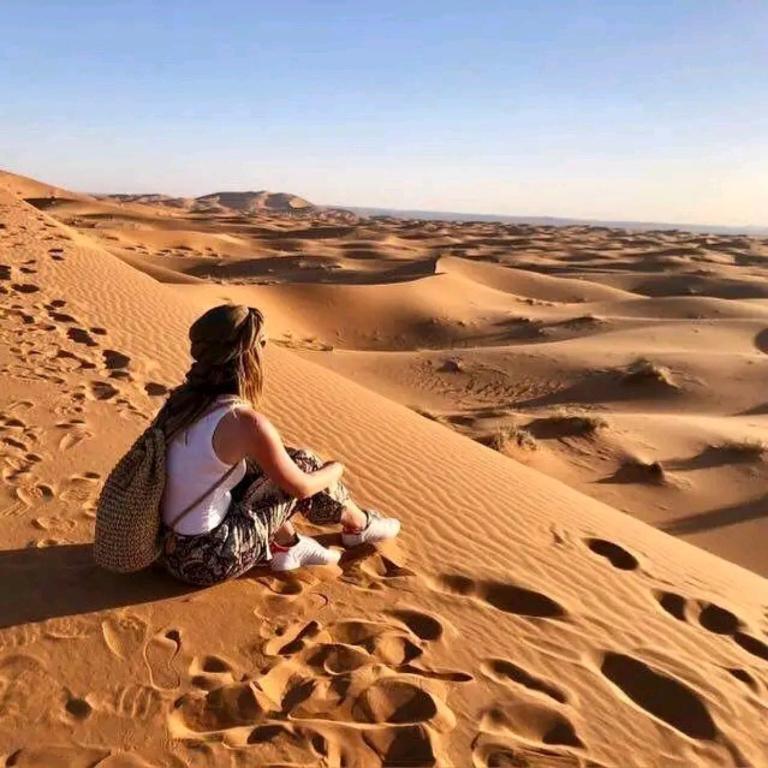 Le Sahara, majestueux et mystique, offre une beauté brute et intemporelle. Loin du tumulte de la vie quotidienne, ce vaste désert incarne une oasis de paix, un remède naturel contre le stress. Vous demandez peut-être comment une escapade dans le Sahara, accompagné d'une navette Tunisie, peut offrir une expérience anti-stress inoubliable. Découvrez ensemble les secrets de cette aventure unique. 1. Découvrez l'Étendue Infinie du Sahara Le Sahara, le plus grand désert chaud du monde, s'étend sur des kilomètres à perte de vue. Imaginez-vous sous le ciel étoilé, entouré de dunes ondulantes et dorées, créant une toile de fond irréelle. Cette immensité offre une évasion totale de l'agitation quotidienne, permettant à l'esprit de se détendre au rythme apaisant du désert. 2. Le Silence Apaisant du Sahara L'un des éléments les plus captivants du Sahara est son silence apaisant. Loin du bruit de la vie urbaine, chaque souffle du vent et chaque grain de sable sous vos pieds contribuent à une symphonie naturelle qui calme l'âme. Une immersion totale dans ce silence offre une méditation naturelle, éloignant le stress quotidien. 3. Le Lever et le Coucher du Soleil Magiques Le Sahara offre des leviers et des couchers de soleil à couper le souffle. Imaginez-vous perché au sommet d'une dune, observant le ciel s'embraser de nuances chaudes et douces. Ces moments magiques, teintés de calme et de sérénité, créent des souvenirs impérissables et nourrissent l'esprit d'une énergie positive. 4. L'Évasion en Navette Tunisie : Le Confort au Cœur du Désert Pour maximiser votre expérience anti-stress, une navette Tunisie vous transporte avec élégance au cœur du Sahara. Confortable et bien équipée, elle vous offre une escapade sans soucis, vous permettant de vous concentrer sur l'essentiel : la découverte et la détente. La commodité de cette navette ajoute une touche de luxe à votre aventure désertique. Explorez le Sahara, laissez-vous envoûter par sa beauté atemporelle, et vivez une expérience antistress unique, le tout avec la commodité d'une navette Tunisie. Cette escapade promet d'apaiser votre esprit, de raviver votre connexion avec la nature, et de créer des souvenirs qui dureront toute une vie.