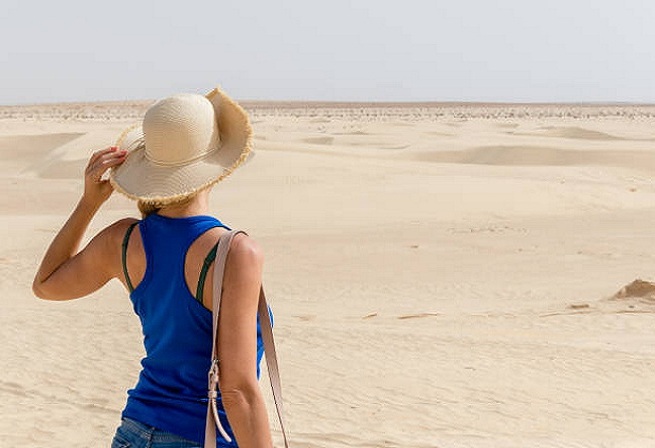 Le Sud tunisien, avec son vaste désert du Sahara, regorge de trésors à explorateur. Des dunes dorées de Douz aux oasis mystiques de Tozeur, en passant par les villages pittoresques de Chebika et Tamerza, cette région offre une expérience unique et inoubliable. Dans cet article, plongeons dans les richesses du désert tunisien et découvrons les meilleures façons de profiter de cette aventure exceptionnelle. À Douz : Entre Dunes et Traditions Que faire à Douz ? Douz, surnommée la "porte du désert", est le point de départ idéal pour une immersion dans le Sahara. Commencez par une excursion passionnante à dos de chameau à travers les majestueuses dunes de sable. Laissez-vous emporter par la beauté infinie du désert tout en explorant les traditions locales. Où dormir à Douz ? Pour une expérience authentique, optez pour les camps de tentes berbères. Immergez-vous dans la culture locale, partagez des repas traditionnels autour du feu de camp, et laissez-vous bercer par le son apaisant des chants étoilés du désert. À Tozeur : L'Oasis Enchantée Que faire à Tozeur ? Tozeur est célèbre pour ses oasis luxuriantes. Explorez le parc de Chak Wak, où palmiers et sources d'eau fraîche créent un havre de paix. Une balade en calèche à travers les ruelles de la médina vous plongera dans l'histoire fascinante de la ville. Où dormir à Tozeur ? Optez pour les maisons d'hôtes traditionnelles pour une immersion totale. Savourez des plats locaux dans les patios ombragés et laissez-vous transporter par la sérénité de cet oasis magique. À Chebika et Tamerza : Entre Histoire et Paysages à Couper le Souffle Que faire à Chebika et Tamerza ? Explorez les vestiges romains de Tamerza et les cascades majestueuses de Chebika. Les amoureux d'histoire seront comblés par la visite des villages abandonnés, témoins d'un passé riche et mystérieux. Où dormir à Chebika et Tamerza ? Optez pour un hébergement sur les hauteurs pour une vue imprenable sur les vallées. Les hôtels offrent un mélange subtil de confort moderne et de charme traditionnel, créant une atmosphère unique pour une nuit inoubliable. Commentaire Visiter les Oasis : Conseils Pratiques Choisissez le bon itinéraire Planifiez soigneusement votre itinéraire en fonction de vos intérêts. Chaque oasis a son charme unique, alors prenez le temps d'explorer chacun d'eux. S'immerger dans la Culture locale Rencontrez les habitants, échangez avec eux et découvrez les traditions séculaires. Cela ajoutera une dimension authentique à votre voyage. Respecter l'Environnement Préservez la beauté naturelle des oasis en adoptant des pratiques éco-responsables. Évitez de perturber la faune locale et suivez les sentiers balisés. Le Sud tunisien offre une aventure inoubliable, alliant la beauté naturelle du désert à la richesse culturelle des oasis. Explorez Douz, Tozeur, Chebika et Tamerza pour une expérience immersive au cœur du Sahara. Alors, préparez-vous à vivre des moments uniques et à créer des souvenirs qui dureront toute une vie.