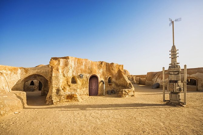 Les amateurs de Star Wars, préparez-vous à une expérience galactique unique dans le Sud de la Tunisie ! Notre circuit exclusif vous plonge au cœur des décors emblématiques de la saga intergalactique. Préparez-vous à vivre une aventure inoubliable entre déserts, oasis, montagnes et autres merveilles cachées du Sud tunisien. Explorer le Désert de Chott el Jerid Le désert de Chott el Jerid, qui a servi de toile de fond à de nombreuses scènes emblématiques de Star Wars, est le point de départ de notre incroyable aventure. En 4x4, laissez-vous emporter par l'immensité du Grand Erg Oriental et plongez dans l'univers envoûtant des dunes de sable doré. Les amateurs de photographie seront ravis par les jeux de lumière au coucher du soleil, créant une atmosphère digne des planètes lointaines de la saga Star Wars. Oasis de Tozeur : Une Pause Rafraîchissante Après une traversée du désert, notre circuit vous conduit vers l'oasis de Tozeur. Entourée de palmiers dattiers, cette oasis luxuriante offre un contraste saisissant avec le paysage désertique environnant. Flânez dans les ruelles de la médina de Tozeur, imprégnez-vous de l'atmosphère locale et découvrez les secrets de la poterie traditionnelle. Matmata et ses Maisons Troglodytes Poursuivez votre périple vers Matmata, où les maisons troglodytes creusées dans le sol offrent une expérience de vie unique. Explorez ces habitations atypiques qui ont servi de décor pour la planète Tatooine dans Star Wars. Plongez dans l'histoire berbère et découvrez les techniques de construction ancestrales qui ont perduré à travers les générations. Cascade de Chebika : Émerveillement Naturel Notre itinéraire vous conduit ensuite vers la cascade de Chebika, un joyau naturel niché au cœur des montagnes. Profitez d'une pause relaxante près de cette cascade majestueuse, dont le décor pittoresque a captivé l'attention des cinéastes. Laissez-vous bercer par le doux murmure de l'eau et imprégnez-vous de la tranquillité de cet endroit enchanteur. Exploration de Nafta et Kebelli Votre voyage se poursuit avec la découverte de Nafta, une ville oasienne aux charmes authentiques. Plongez dans l'architecture locale, visitez le château d'eau de Nafta et explorez les ruelles animées du souk. Puis, dirigez-vous vers Kebelli, une région montagneuse offrant des panoramas à couper le souffle. Les passionnés de trekking trouveront leur bonheur dans ces paysages spectaculaires. Une Aventure Épique à la Portée de Tous  notre circuit "Visite Décor Star Wars" promet une expérience épique pour tous les amateurs de la saga intergalactique. Des étendues désertiques aux oasis verdoyantes, en passant par les montagnes imposantes, chaque étape de ce voyage offre une immersion totale dans l'univers Star Wars. Rejoignez-nous pour une aventure inoubliable dans le Sud tunisien, où la réalité rejoint la fiction.