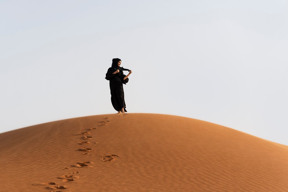 Le Sahara tunisien, véritable joyau du Sud tunisien, offre une expérience unique qui reste gravée dans les mémoires. Les dunes de sable du désert, l'immensité infinie du paysage et les excursions captivantes font du Sahara un lieu incontournable pour les amateurs d'aventure. Partons à la découverte de cette merveille naturelle, loin des sentiers battus. Les Secrets du Sahara Tunisien Sable de Désert : Un Trésor Naturel Le sable du désert tunisien est bien plus qu'un simple amas de grains. C'est un trésor naturel façonné par des millénaires de vents et de tempêtes. Sa texture unique et sa couleur dorée créent un spectacle visuel à couper le souffle. Imaginez-vous marchant pieds nus sur ces dunes, ressentant la chaleur du sable sous vos pieds, une expérience sensorielle inégalée. Excursion dans le Sahara : Une Aventure Authentique Une excursion dans le Sahara tunisien est bien plus qu'un simple voyage. C'est une aventure authentique qui vous plonge au cœur de la culture locale. Rencontrez des nomades berbères, découvrez leurs traditions séculaires et dégustez des plats traditionnels préparés avec amour. Loin du tumulte de la vie quotidienne, le Sahara offre un espace de réflexion et de connexion profonde avec la nature. Sud Tunisien : Une Région aux Mille Facettes Paysages à Couper le Souffle Le Sud tunisien dévoile des paysages à couper le souffle, une palette de couleurs changeantes au fil des heures. Les oasis verdoyantes offrent un contraste saisissant avec les étendues arides du désert. Explorez les gorges impressionnantes, découvrez des villages traditionnels préservés, et laissez-vous émerveiller par la diversité de la nature. Rencontres Humaines Inoubliables La véritable richesse du Sud tunisien réside dans ses habitants. Rencontrez des personnes chaleureuses, prêtes à partager leur histoire et leur savoir. Les rencontres humaines deviennent des moments inoubliables, tissant des liens qui transcendent les frontières culturelles. Excursion Désert du Sahara Tunisie : Conseils Pratiques Préparez votre Aventure Avant de vous aventurier dans le Sahara, quelques préparatifs s'imposent. Assurez-vous d'avoir des vêtements adaptés aux conditions désertiques, hydratez-vous suffisamment et prévoyez des protections solaires. Une bonne préparation garantit une expérience agréable et sécurisée. Choisissez une Excursion Adaptée Les options d' excursion dans le Sahara tunisien sont variées. Des circuits d'une journée aux expéditions prolongées, choisissez celui qui correspond à vos attentes. Les guides locaux expérimentés vous conduiront à travers des itinéraires hors des sentiers battus, vous permettant de vivre une aventure authentique. Explorez le Sahara à Votre Façon Le Sahara tunisien et le Sud tunisien offrent une expérience hors du commun. Explorez le sable du désert, plongez-vous dans la culture locale et vivez des moments inoubliables. Laissez-vous guider par la magie du désert, où chaque grain de sable raconte une histoire vieille de plusieurs siècles.
