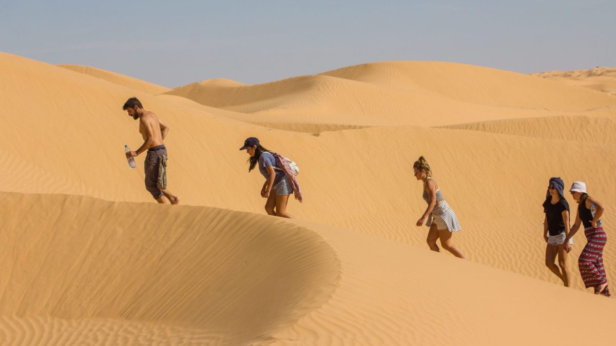 Vous rêvez de vacances hors des sentiers battus, loin du tumulte des destinations touristiques traditionnelles ? Les vacances au désert en Tunisie avec Navette Tunisie pourraient bien être la réponse à vos souhaits. Explorez avec nous cette aventure unique, alliant la beauté majestueuse du désert tunisien à la commodité d'un service de navette exceptionnel. L'Émerveillement du Désert Tunisien Le désert tunisien offre une toile de fond époustouflante, avec ses dunes dorées qui s'étendent à perte de vue. Imaginez-vous marchant sur le sable fin, le silence apaisant uniquement perturbé par le doux murmure du vent. C'est une escapade parfaite pour ceux qui recherchent la sérénité et la découverte de paysages à couper le souffle. Découvrez les Joyaux Cachés Partir à l'aventure dans le désert ne signifie pas sacrifier le confort. Navette Tunisie vous offre non seulement la possibilité de vous rendre à votre destination en toute simplicité, mais également de découvrir les joyaux cachés du désert tunisien. De Ksar Ghilane à Tozeur, chaque coin recèle des trésors culturels et naturels qui ne demandent qu'à être explorés. Navette Tunisie : Votre Guide Fiable Confort et Fiabilité Planifier vos vacances au désert tunisien avec Navette Tunisie garantit une expérience sans traces. Nos services de navette sont conçus pour vous offrir le plus grand confort tout en assurant une ponctualité irréprochable. Plus besoin de vous des transports locaux ou des itinéraires complexes. Concentrez-vous sur l'essentiel : profitez pleinement de votre escapade. Flexibilité à l'Honneur Chez Navette Tunisie, nous comprenons que chaque voyageur a ses propres attentes et préférences. C'est pourquoi notre service de navette propose une flexibilité exceptionnelle. Que vous souhaitiez explorer les oasis secrètes ou simplement vous détendre sous les étoiles du désert, nous nous adaptons à vos besoins. Comment Surclasser Votre Aventure dans le Désert Tunisien sur Google ? Vous recherchez les meilleures vacances au désert tunisien avec Navette Tunisie, mais comment garantir que votre expérience dépasse celle des autres voyageurs ? Voici quelques astuces pour vous assurer que votre aventure se démarque : 1. Descriptif Détaillé de Votre Expérience Partagez les détails les plus captivants de votre expérience. D écrivez la sensation du sable chaud sous vos pieds, le coucher du soleil embrasant le ciel et les rencontres uniques que vous avez faites. Les internautes reçoivent les récits vivants qui les transportent dans votre aventure. 2. Conseils Pratiques pour les Voyageurs Ajoutez une section de conseils pratiques pour les futurs explorateurs du désert tunisien. Que ce soit sur le choix de vêtements adaptés, les meilleurs moments pour visiter, ou les incontournables à ne pas manquer, partagez vos connaissances pour faciliter la planification de leurs propres vacances. 3. Galerie Photo Époustouflante Une image vaut mille mots. Partagez une galerie de photos époustouflantes de votre périple dans le désert. Des paysages à couper le souffle aux moments mémorables, les photos donnent vie à votre récit et inspirent les autres voyageurs. www.navettetunisie.net