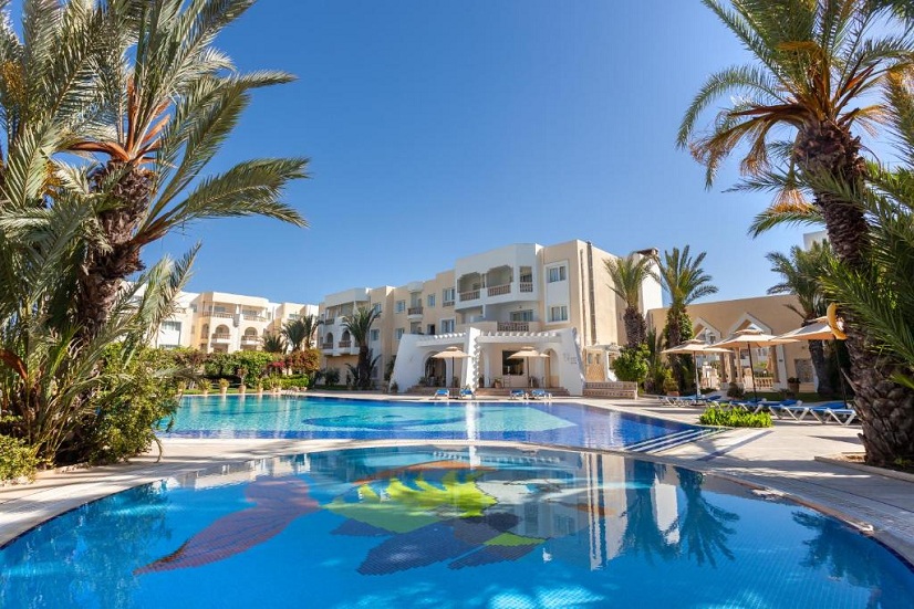 Planifiez-vous un séjour à Hammamet ? Vous cherchez une solution fiable et confortable pour votre transfert depuis les aéroports de Tunis-Carthage, Enfidha-Hammamet ou Monastir vers le magnifique Hôtel Le Corail Appart'Hotel Yasmine Hammamet ? Avec Navette Tunisie , profitez d'un service de transport privé, professionnel et abordable, parfaitement adapté à vos besoins. Pourquoi choisir Navette Tunisie pour vos transferts aéroport ? Avec Navette Tunisie , la satisfaction de nos clients est notre priorité. Nous offrons une large gamme de services de transfert, toujours avec des véhicules modernes et des chauffeurs expérimentés pour assurer votre confort et votre tranquillité. Voici quelques-unes des raisons qui font de notre service un choix incontournable : Transferts privés à prix compétitifs : Pas de frais cachés, des tarifs transparents et abordables pour tous les budgets. Chauffeurs professionnels et ponctuels : Nos chauffeurs, courtois et bien formés, vous attendront à l'aéroport pour un accueil personnalisé. Flexibilité et disponibilité : Réservez votre transfert à tout moment via notre site navettetunisie .net ou directement sur WhatsApp en quelques clics. Service sur mesure : Que vous voyagez seul, en couple ou en groupe, nous avons la solution parfaite pour vous. Nos services de transfert vers Hôtel Le Corail Appart'Hôtel Yasmine Hammamet 1. Transferts privés à prix pas cher Nos transferts privés à prix abordables sont intéressants pour ceux qui recherchent une solution simple et économique pour rejoindre leur hôtel. Pas de stress lié aux transports publics ou aux taxis incertains – nous prenons tout en charge pour vous. 2. Voiture avec chauffeur privé Envie d'un peu plus de luxe et de confort ? Optez pour notre service de voiture avec chauffeur privé . Parfait pour ceux qui souhaitent voyager avec style et sans souci. 3. Navette privée de l'aéroport à l'hôtel Notre service de navette privée est conçu pour vous offrir un transfert direct et sans escale vers l'Hôtel Le Corail Appart'Hotel Yasmine Hammamet. Que vous arriviez à l'aéroport de Tunis-Carthage, Enfidha ou Monastir, nous vous proposons un trajet rapide et agréable garanti. 4. Service transport aéroport Tunis vers Hammamet Avec notre service de transport aéroport Tunis-Hammamet , vous serez entre de bonnes mains dès votre arrivée. Dites adieu aux longues attentes et aux désagréments – nous nous occupons de tout pour que votre expérience soit parfaite. Comment réserver votre transfert avec Navette Tunisie ? Rien de plus simple ! Rendez-vous sur notre site web navettetunisie .net . Remplissez notre formulaire de réservation en ligne ou demandez un devis gratuit directement sur WhatsApp en deux clics. Recevez la confirmation de votre transfert en un rien de temps. Astuce : Réservez à l'avance pour garantir la disponibilité et bénéficier de nos meilleurs tarifs ! Profitez pleinement de votre séjour avec Navette Tunisie En sélectionnant Navette Tunisie , vous faites le choix d'un service de qualité, adapté à vos besoins spécifiques. Que vous voyagez pour des affaires ou pour le plaisir, nous mettons tout en œuvre pour que votre transfert soit une expérience agréable. Ne laissez rien au hasard. Faites confiance à notre équipe et effectuez votre séjour à Hammamet de la meilleure façon possible. Réservez dès maintenant votre navette privée sur navettetunisie .net et laissez-nous prendre soin de vous. Réservez dès maintenant votre navette en Tunisie avec Navette Tunisie et profitez d’un service de qualité, sûr et fiable pour tous vos déplacements