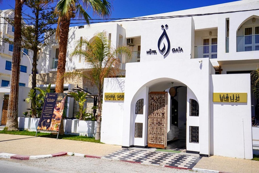 Un accueil chaleureux et un service irréprochable dès votre arrivée Nous sommes ravis de vous accueillir et de vous proposer des services de transport haut de gamme, pensés pour rendre vos déplacements en Tunisie simples, agréables et surtout sécurisés. Avec nous, que vous soyez en voyage d’affaires, en famille ou entre amis, vous êtes entre de bonnes mains. Nous mettons tout en œuvre pour que vous vous sentiez chez vous dès votre arrivée, que ce soit à l’aéroport de Tunis Carthage, d’Enfidha ou de Monastir. Nos chauffeurs expérimentés, ponctuels et souriants vous attendent pour vous conduire directement à destination sans stress. Que vous alliez à Nabeul, Hammamet, Sousse, Kairouan, Bizerte, Monastir ou encore Douz, nous couvrons toutes les villes touristiques de Tunisie avec des services personnalisés et des tarifs abordables. C’est simple : vous voyagez en toute tranquillité, pendant que nous nous occupons de tout. Pourquoi choisir notre navette privée ou transfert aéroport Tunisie ? On ne va pas tourner autour du pot. Choisir notre service, c’est opter pour : Des prix clairs et compétitifs sans frais cachés (fini les mauvaises surprises) Un accueil personnalisé dès l’aéroport, pancarte à la main avec votre nom Des véhicules confortables, climatisés et récents (parfait après un vol fatiguant) Une disponibilité 24h/24, 7j/7 : peu importe l’heure de votre vol, on est là Une réservation ultra-simple en ligne ou par téléphone Une assistance client réactive, toujours à l’écoute pour répondre à vos besoins Franchement, pourquoi s’embêter avec les taxis classiques ou les transports compliqués quand vous pouvez avoir un chauffeur privé qui vous attend et vous conduit directement à votre hôtel ou villa ? Nos destinations populaires à prix imbattables Transfert aéroport Tunis Carthage vers Hammamet et Nabeul – Prix pas cher Si vous atterrissez à Tunis Carthage, nos transferts vers Hammamet Yasmine, Hammamet Sud, Hammamet Nord ou Nabeul sont les plus demandés. En moins d’une heure, vous êtes arrivé, détendu et prêt à profiter de vos vacances. Navette aéroport Tunis Carthage vers Sousse, Kantaoui, Monastir – Prix avantageux Envie de vous rendre sur la côte est ? Nous vous conduisons jusqu’à Sousse, Hammam-Sousse, Port El Kantaoui ou Monastir rapidement, confortablement et pour un tarif qui vous fera sourire. Transfert aéroport Enfidha vers Kairouan, Sousse, Hammamet – Confort assuré L’aéroport d’Enfidha est un excellent point d’arrivée pour rejoindre Kairouan, ou les stations balnéaires comme Sousse et Hammamet. Nos chauffeurs connaissent la route comme leur poche et vous y amènent en toute sécurité. Transfert aéroport Monastir vers Tunis Centre, Hammamet, Sousse – Prix imbattable Vous préférez Monastir ? Pas de problème. Nos navettes vous conduisent à Tunis Centre-Ville, Hammamet, Hammamet Yasmine ou Sousse facilement, avec un service premium qui donne envie de revenir. Location de voiture avec chauffeur et mise à disposition – Flexibilité maximale Pour ceux qui veulent bouger librement sans stress, nous proposons aussi la location de voiture avec chauffeur. Vous avez un chauffeur dédié pour quelques heures ou plusieurs jours, selon vos envies. Que vous soyez en visite touristique, en déplacement pro ou pour un événement, c’est la solution idéale pour explorer la Tunisie à votre rythme. Comment réserver votre transfert ou navette privée en Tunisie ? Rien de plus facile ! En quelques clics, vous pouvez réserver directement sur notre site www.navettetunisie.net. Cliquez simplement sur le bouton vert "Demande de devis" qui se trouve en bas à droite de votre écran. Remplissez votre demande et on vous répond en un éclair. Vous pouvez aussi nous appeler si vous préférez discuter avec un conseiller, on adore parler avec nos clients. Et ce n’est pas tout : nos devis sont gratuits, sans engagement, et nous vous conseillons la meilleure option pour vos besoins et votre budget. Pas de blabla, pas de pression, juste un service sur-mesure et adapté. Pourquoi nous faire confiance ? Parce que nous sommes passionnés par notre métier et que votre satisfaction est notre priorité. Depuis des années, des milliers de clients du monde entier nous font confiance pour leurs transferts aéroportuaires et leurs trajets en Tunisie. Nos avis clients parlent d’eux-mêmes : confort, ponctualité, tarifs imbattables et accueil chaleureux. Alors n’attendez plus : cliquez maintenant sur le bouton vert "Demande de devis" pour réserver votre transfert ou votre navette privée avec Navette Tunisie. On a hâte de vous accueillir à bord et de vous montrer à quel point vos déplacements peuvent être simples et agréables. Demande Devis Gratuit ! Cliquez ici , Réservez dès maintenant votre navette en Tunisie avec Navette Tunisie.