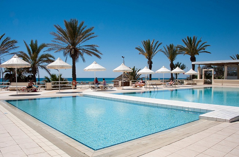 Vous atterrissez en Tunisie et cherchez un moyen simple et fiable de rejoindre l'Hôtel Royal Nozha ? Avec Navette Tunisie, rien de plus facile ! Il vous suffit de cliquer sur le bouton vert "Demande de devis" en bas à droite de votre écran, remplir quelques informations, et hop, votre réservation est confirmée. Pas de longues attentes, pas de tracas : votre chauffeur vous attendra dès votre sortie de l'aéroport avec un accueil chaleureux. Nous desservons les principaux aéroports du pays : Aéroport Tunis Carthage, Aéroport d’Enfidha, Aéroport de Monastir, et même des destinations plus éloignées comme Djerba ou Tabarka. Notre service s’adapte à vos horaires de vol, même en cas de retard. Votre confort est notre priorité. Découvrez nos transferts privés depuis les aéroports vers les plus belles villes touristiques de Tunisie Avec Navette Tunisie, le voyage commence dès l’atterrissage. Nous proposons des transferts directs vers les villes touristiques les plus prisées : Transfert Aéroport Tunis Carthage vers Hammamet et Nabeul à prix imbattable Taxi Aéroport Tunis Carthage vers Sousse, Hammam-Sousse, Port El Kantaoui à prix doux Transfert Aéroport Tunis Carthage vers Monastir et son centre-ville Navette privée Aéroport Enfidha vers Sousse, Port El Kantaoui, Hammamet et Kairouan Taxi Aéroport Monastir vers Hammamet Yasmine, Hammamet Sud, Hammamet Nord Navette Aéroport Tunis Carthage vers Bizerte Nous couvrons toute la Tunisie avec des prix étudiés pour convenir à tous les budgets. Avec nous, pas de mauvaises surprises : le tarif est fixé dès la réservation et inclut tous les frais, même en cas de retard d’avion. Pourquoi choisir Navette Tunisie pour vos transferts et navettes aéroportuaires ? Navette Tunisie, c’est bien plus qu’un simple service de taxi ou de navette. C’est une expérience haut de gamme accessible à tous : Confort et propreté : Nos véhicules récents sont climatisés, spacieux et parfaitement entretenus. Ponctualité exemplaire : Votre chauffeur vous attend à l’aéroport à l’heure prévue, panneau nominatif à la main. Chauffeurs professionnels et courtois : Ils parlent plusieurs langues et connaissent parfaitement les routes tunisiennes. Prix imbattables et transparents : Pas de frais cachés, tout est clair dès le devis. Réservation ultra facile : En quelques clics via le bouton vert "Demande de devis" ! Nous proposons aussi la location de voiture avec chauffeur et des services de mise à disposition pour quelques heures ou plusieurs jours, parfait pour explorer la Tunisie en toute liberté. Nos conseils pour un transfert réussi et économique en Tunisie Réservez à l’avance : Plus tôt vous réservez, plus vous êtes serein à l’arrivée. Choisissez un transfert privé : C’est la garantie d’un trajet direct, sans détour, sans partage avec d’autres passagers. Vérifiez le tarif tout compris : Avec Navette Tunisie, pas de surprise. Nos tarifs incluent tous les frais, même les péages et l’attente en cas de retard. Optez pour un service reconnu : Nos centaines de clients satisfaits témoignent de notre sérieux et de notre efficacité. Si vous cherchez un moyen fiable, confortable et économique de voyager entre les aéroports de Tunisie et votre hôtel, Navette Tunisie est votre meilleur choix. Réservez votre navette dès maintenant et voyagez l’esprit léger Ne perdez plus votre temps à chercher un taxi à l'aéroport ! Anticipez votre arrivée en réservant dès aujourd'hui votre transfert avec Navette Tunisie. Cliquez simplement sur le bouton vert "Demande de devis" en bas à droite de votre écran pour obtenir rapidement un devis personnalisé et confirmer votre réservation. Avec nous, c'est la garantie d'un service professionnel, sécurisé et au meilleur prix. Faites-nous confiance pour rendre votre séjour en Tunisie encore plus agréable. N'attendez plus ! Cliquez maintenant pour demander votre devis gratuit et réservez votre navette privée avec Navette Tunisie. Demande Devis Gratuit ! Cliquez ici , Réservez dès maintenant votre navette en Tunisie avec Navette Tunisie