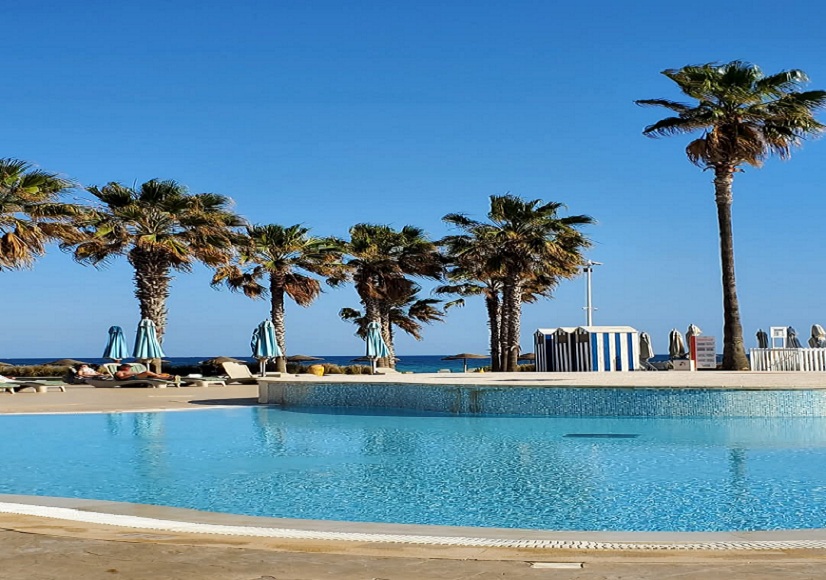 Un accueil chaleureux et des services sur-mesure pour vos déplacements en Tunisie Nous sommes heureux de vous accueillir et de vous offrir des services distingués afin que vous puissiez voyager sereinement et en toute sécurité avec nous. Chez Navette Tunisie, nous ne faisons pas les choses à moitié : que vous arriviez de n’importe quel coin du monde, nous vous ouvrons les bras avec un service impeccable, un sourire sincère et un professionnalisme sur lequel vous pouvez compter à chaque instant. Notre objectif est simple : vous faciliter la vie dès votre arrivée en Tunisie. Avec nous, oubliez les tracas, oubliez les files d’attente pour trouver un taxi, et dites bonjour à des transferts privés confortables, des navettes fiables et des chauffeurs professionnels, toujours prêts à vous conduire là où vous le souhaitez. Comment réserver une navette privée depuis les aéroports de Tunisie vers Hôtel Khayam Garden Beach Nabeul ? C’est plus simple que jamais. En quelques clics, vous pouvez réserver votre navette privée depuis l'aéroport de Tunis Carthage, Enfidha ou Monastir directement vers l’Hôtel Khayam Garden Beach Nabeul. Nos chauffeurs vous attendront à l’aéroport avec un panneau à votre nom, et hop ! direction votre hôtel, sans stress ni surprise. Mieux encore, nos tarifs sont clairs, abordables et fixes — pas de mauvaises surprises à l’arrivée. Vous voyagez seul, en couple ou en groupe ? Pas de souci, nos véhicules sont adaptés à toutes les tailles de groupe, du taxi standard à la grande navette spacieuse. Et pour vous faciliter encore plus la vie, il vous suffit de cliquer sur le bouton "Demande de devis" (le petit bouton vert en bas à droite de votre écran) pour nous dire quand vous arrivez et où vous voulez aller. On s’occupe du reste ! Des transferts privés vers toutes les villes touristiques de Tunisie à prix pas cher Parce que la Tunisie ne se résume pas qu’à Nabeul, nous vous proposons des transferts privés depuis tous les aéroports vers toutes les villes touristiques : Navette privée Tunis Carthage – Hammamet & Nabeul : que ce soit pour Hammamet Sud, Yasmine ou le centre-ville, nos navettes vous déposent directement à votre hôtel, toujours au meilleur prix. Transfert aéroport Tunis Carthage – Sousse, Port Kantaoui & Hammam-Sousse : profitez d’un voyage relax dans un véhicule climatisé avec chauffeur professionnel. Transfert aéroport Enfidha – Kairouan, Hammamet, Sousse, Kantaoui : un trajet rapide et confortable à des tarifs qui vous feront sourire. Navette aéroport Monastir – Tunis centre-ville, Hammamet, Bizerte : que vous soyez en voyage d’affaires ou en vacances, nous vous amenons à destination rapidement. Transfert vers Mahdia, Sfax, Douz, Tabarka, Djerba : aucune destination n’est trop loin pour Navette Tunisie. On vous y emmène avec plaisir et à petit prix. Location de voiture avec chauffeur ou mise à disposition : la liberté à portée de main Parfois, on a juste envie d’avoir une voiture à disposition pour plusieurs heures ou même toute la journée. Ça tombe bien : chez Navette Tunisie, on vous propose aussi des locations de voiture avec chauffeur, idéales pour explorer à votre rythme ou pour vos rendez-vous professionnels. Nos formules de mise à disposition sont souples et abordables. Vous définissez votre programme, nous fournissons le véhicule et le chauffeur — et c’est parti ! Un mariage, une excursion, un circuit touristique ou un voyage d’affaires ? Avec nous, tout est possible. Encore une fois, un simple clic sur le bouton "Demande de devis" et vous aurez un devis rapide, clair et sans engagement. Pourquoi choisir Navette Tunisie ? Prix pas cher mais services premium Réservation facile et rapide en ligne Accueil personnalisé à l’aéroport avec pancarte nominative Chauffeurs professionnels, ponctuels et bilingues (français/anglais) Véhicules récents, climatisés et confortables Service 24h/24 et 7j/7, toujours à votre écoute Nous savons que chaque voyage compte. Et nous faisons tout pour que votre transfert soit une partie agréable de votre séjour. Vous méritez un service fiable, confortable et souriant. C’est notre engagement chez Navette Tunisie. Ne perdez plus de temps à chercher comment vous déplacer en Tunisie. Cliquez dès maintenant sur le bouton vert "Demande de devis" en bas à droite de votre écran. Indiquez votre aéroport, votre destination, et laissez-nous nous occuper de tout. Avec Navette Tunisie, votre transfert est entre de bonnes mains. Confort, sécurité et prix abordables, c’est notre promesse ! Demande Devis Gratuit ! Cliquez ici , Réservez dès maintenant votre navette en Tunisie avec Navette Tunisie.
