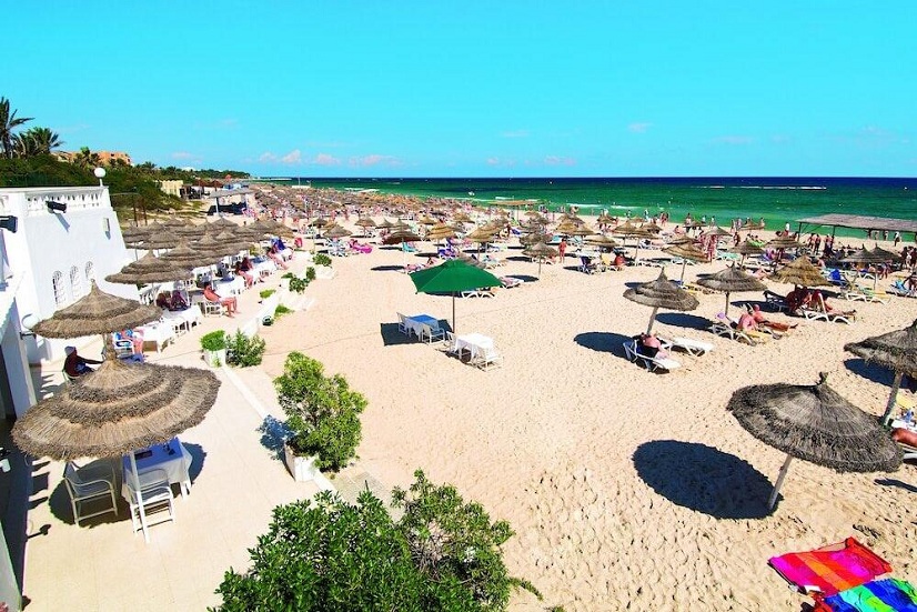Où atterrir pour un séjour de rêve ? Le choix de votre aéroport tunisien Alors, vous avez enfin réservé vos vacances au magnifique Hôtel Marhaba Beach à Sousse ? Quelle excellente nouvelle ! On parie que vous êtes déjà en train d'imaginer le bruit des vagues et le sable chaud sous vos pieds. Mais avant d'y arriver, il y a une petite étape à ne pas négliger : le transfert depuis l'aéroport. Pas de panique, on est là pour rendre ça aussi simple que possible. La Tunisie est bien desservie, c'est un fait. Vous pourriez atterrir à l'Aéroport de Tunis-Carthage (TUN) si votre vol arrive directement dans la capitale. C'est une option courante, mais attention, Sousse est à environ 150 km ! Une autre option très populaire, et souvent plus proche, c'est l'Aéroport d'Enfidha-Hammamet (NBE), parfait pour les séjours dans la région du Sahel. Enfin, l'Aéroport International de Monastir Habib Bourguiba (MIR) est carrément votre voisin, souvent le choix le plus court pour rejoindre Sousse. Peu importe où vous atterrissez, l'idée, c'est de ne pas perdre de temps, n'est-ce pas ? Fini le stress de chercher un taxi au dernier moment, d'essayer de négocier un prix ou de devoir attendre un bus bondé. Nous vous proposons une solution clé en main pour que votre arrivée soit parfaite du début à la fin. On sait que les premières impressions comptent énormément ! Pourquoi choisir une navette privée avec nous, Navette Tunisie ? C'est la question que tout le monde se pose : pourquoi ne pas juste prendre un taxi sur place ? Eh bien, laissez-nous vous expliquer pourquoi notre service est le meilleur choix, surtout si vous voyagez en famille, avec beaucoup de bagages, ou si vous arrivez tard le soir. Le Transfert Privé : Votre Confort, Notre Priorité Absolue Oubliez les transferts partagés où vous devez attendre d'autres passagers pour faire le tour des hôtels. Quand vous réservez un transfert privé avec nous via www.navettetunisie.net, le véhicule est exclusivement pour vous. Dès que vous sortez de la zone de récupération des bagages, votre chauffeur privé vous attendra avec une pancarte à votre nom. Pas de confusion, pas d'attente interminable, juste un accueil chaleureux et professionnel. Zéro attente : Votre chauffeur est là avant vous. Confort maximal : Des véhicules modernes, propres et climatisés. Service personnalisé : Le chauffeur vous aide avec vos bagages et vous conduit directement à l'Hôtel Marhaba Beach à Sousse. On vous garantit un service de transport privé vers Hôtel Hotel Marhaba Beach a sousse qui est non seulement fiable, mais aussi incroyablement abordable. On s'est efforcés de casser les prix sans jamais sacrifier la qualité. Notre objectif ? Que vous ayez l'impression d'être un V.I.P. sans en payer le prix fort ! Des Prix clairs, sans surprise ! (Et pas chers en plus) On sait que le budget vacances, ça compte. C'est pourquoi on est transparents sur nos tarifs. Notre service de transferts privés à prix pas cher vers Hôtel Hotel Marhaba Beach a sousse est conçu pour vous offrir la meilleure valeur. Le prix que vous réservez est le prix que vous payez, point final. Pas de frais cachés pour les bagages, pas de supplément pour l'attente du chauffeur si votre vol est en retard (on surveille l'horaire de votre vol !). Imaginez : un service de voiture avec chauffeur à un prix pas cher vers Hôtel Hotel Marhaba Beach a sousse qui vous attend patiemment, même si votre vol est retardé. C'est ça la tranquillité d'esprit qu'on vous offre. Que vous ayez besoin d'un taxi Aéroport Tunis vers Hôtel Hotel Marhaba Beach a sousse, d'une navette privée aéroport Tunis vers Hôtel Hotel Marhaba Beach a sousse, ou d'un transport aéroport Tunis Hammamet, on a la solution la plus économique et confortable pour vous. Comment réserver votre chauffeur privé en deux clics ? Réserver votre transfert aéroport avec Navette Tunisie est d'une simplicité enfantine. On a mis au point un système qui vous permet de sécuriser votre trajet en quelques minutes, histoire de vous laisser le temps de vous concentrer sur ce que vous allez mettre dans votre valise ! Visitez notre site : Rendez-vous sur www.navettetunisie.net. C'est là que tout se passe ! Sélectionnez votre trajet : Choisissez votre aéroport d'arrivée (Tunis, Enfidha ou Monastir) et votre destination : l'Hôtel Hotel Marhaba Beach a sousse. Choisissez votre véhicule : On a des options pour toutes les tailles de groupes et tous les budgets. Finalisez et recevez la confirmation : C'est tout ! Vous recevrez immédiatement tous les détails de votre réservation, y compris le nom de votre chauffeur privé Tunis à Hammamet si besoin et toutes les instructions pour votre prise en charge. Et si vous avez la moindre question, ou si vous préférez discuter avec quelqu'un, n'hésitez pas à demander un devis gratuit dans deux clics sur WhatsApp ! On est là pour vous, disponibles et réactifs. On s'appelle Navette Tunisie, mais on est bien plus qu'une simple navette, on est vos partenaires de voyage en Tunisie ! Prêt à vous laisser conduire ? Réservez votre Transfert AÉroport vers Sousse MAINTENANT ! Votre voyage commence dès que vous montez à bord de l'un de nos véhicules. On veut que la transition entre l'aéroport et le luxe de l'Hôtel Marhaba Beach soit la plus douce et la plus agréable possible. Fini les soucis de transport, place aux vacances ! Notre promesse : Un service transport privé vers Hôtel Hotel Marhaba Beach a sousse de qualité supérieure, à un prix que vous ne trouverez nulle part ailleurs. Que vous atterrissiez à Tunis (TUN), Enfidha (NBE) ou Monastir (MIR), on est prêts à vous accueillir. Ne perdez plus une minute ! Assurez-vous d'avoir votre transport aéroport sécurisé dès maintenant. En réservant à l'avance sur www.navettetunisie.net, vous vous offrez non seulement la sérénité, mais aussi les meilleurs tarifs pour votre service transport aéroport Tunis vers Hôtel Hotel Marhaba Beach a sousse. CLIQUEZ ICI pour réserver vos transferts aéroports à travers notre agence: www.navettetunisie.net et profitez de votre séjour en tunisie ! On a hâte de vous accueillir et de vous faire vivre une arrivée mémorable ! À très bientôt sur la route de Sousse ! Demande Devis Gratuit ! Cliquez ici , Réservez dès maintenant votre navette en Tunisie avec Navette Tunisie