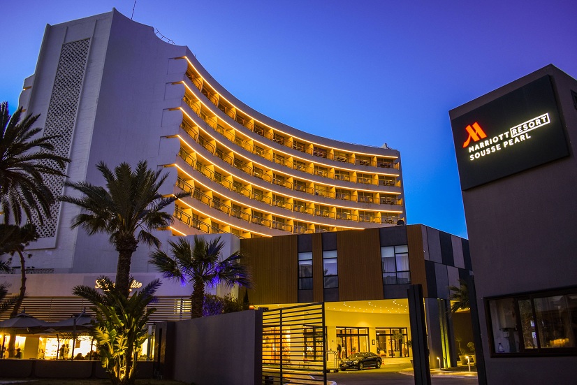 Vous arrivez en Tunisie, que ce soit à l'Aéroport de Tunis-Carthage (TUN), à celui d'Enfidha-Hammamet (NBE) ou encore à l'Aéroport de Monastir (MIR), et vous vous demandez déjà comment vous allez rejoindre votre hôtel ? Pas de panique ! Chez Navette Tunisie, on sait que le début des vacances, ou d'un voyage d'affaires, doit être le plus zen possible. Oubliez le stress des taxis à l'arrivée, les négociations interminables ou l'attente des transports en commun. On vous propose la solution parfaite et sans souci pour votre transfert privé vers l'Hôtel Sousse Pearl Marriott Resort & Spa ou n'importe quelle autre ville : Hammamet, Nabeul, Mahdia, Bizerte, Kairouan, Sfax, Tozeur... Bref, on est là pour vous, partout en Tunisie ! Nous sommes l'agence de transport qu'il vous faut pour un service fiable, confortable et surtout à prix pas cher. Vous méritez ce qu'il y a de mieux dès votre atterrissage. Prêts à découvrir pourquoi choisir nos navettes privées et nos voitures avec chauffeur est la meilleure décision que vous prendrez pour votre séjour ? Accrochez-vous, on vous dit tout ! Pourquoi Choisir un Transfert Privé Navette Tunisie ? Votre Confort, Notre Priorité Avouons-le, après un vol, la dernière chose dont on a envie, c'est de se compliquer la vie. C'est là que notre service entre en jeu et fait toute la différence. Nous, chez Navette Tunisie, on ne fait pas dans la demi-mesure : Zéro Attente, Zéro Stress : Quand vous arrivez, votre chauffeur privé est déjà là, à vous attendre avec une pancarte à votre nom. Pas besoin de chercher un taxi Aéroport Tunis ou une navette enfidha sousse au milieu de la foule. On vous prend en charge directement et on vous mène à bon port, que ce soit à l'Hôtel Sousse Pearl Marriott Resort & Spa ou ailleurs. Prix Transparents et Compétitifs : Fini les mauvaises surprises ! Nos transferts privés à prix pas cher sont fixés à l'avance. Quand vous réservez votre navette privée pas cher en tunisie sur notre site www.navettetunisie.net, vous savez exactement ce que vous payez. C'est ça, la tranquillité d'esprit ! Comparez nos tarifs de taxi tunisie réserver taxi transfert aéroport tunisie prix pas cher taxi moins cher, vous verrez la différence. Un Service Sur Mesure : Que vous ayez besoin d'un transfert aéroport Monastir Sousse, d'un chauffeur privé Tunis à Hammamet, ou même d'un Transfert aéroport Tunis Carthage Djerba, nous avons le véhicule adapté. Voyagez-vous seul, en couple, en famille ou en groupe ? On a des berlines, des monospaces, des minibus... tout est pensé pour vous ! Vous bénéficiez d'une voiture avec chauffeur rien que pour vous. Nous vous garantissons un trajet rapide et sécurisé. Nos véhicules sont neufs et bien entretenus, et nos chauffeurs sont de vrais pros, ponctuels et parlant plusieurs langues. Nos Destinations Phares : De l'Aéroport à Votre Paradis sans Détour Peu importe l'aéroport où vous atterrissez, nous couvrons la Tunisie entière. Voici quelques-uns de nos trajets les plus demandés pour vous donner une idée de notre couverture totale : Vers le Centre Touristique Sousse : Taxi enfidha sousse, transfert enfidha sousse, navette enfidha Monastir vers Sousse. Navette aéroport Monastir Sousse, taxi aéroport Monastir Sousse. Transfert aéroport Tunis Carthage Sousse (et Port El Kantaoui !). Pour rejoindre l'Hôtel Sousse Pearl Marriott Resort & Spa, c'est notre spécialité ! Nous savons exactement comment trouver une moyenne de transport pour aller à Hôtel Sousse Pearl Marriott Resort & Spa : en nous contactant ! Vers les Capitales du Tourisme et d'Affaires : Transfert aéroport Tunis Carthage Hammamet et navette aéroport Tunis Carthage Nabeul. Taxi enfidha hammamet, navette enfidha hammamet. Transfert aéroport Tunis Carthage Bizerte ou même Transfert aéroport Tunis Carthage Sfax. Besoin d'aller loin, très loin ? On assure aussi le Transfert aéroport tunis carthage tozeur sahara tunisie ! Les Connexions Régionales Clés : Taxi enfidha Mahdia, navette enfidha Mahdia, et Transfert aéroport Monastir Mahdia. Transfert enfidha kairouan, taxi enfidha kairouan. Navette aéroport Monastir Nabeul, taxi aéroport Monastir Hammamet. Et bien sûr, tous les transferts inter-aéroports : Transfert aéroport Tunis Carthage Monastir ou navette aéroport Monastir Tunis. On est là, comme on vous l'a dit : Navette Tunisie toujours avec vous pour assurer vos déplacements en Tunisie et vos transferts aéroports hôtels ou bien le contraire hôtel aéroport dans toute la Tunisie. On vous emmène où vous voulez, quand vous voulez. L'Avantage Navette Tunisie : Simplicité, Efficacité, Économie Pourquoi passer des heures à comparer ? Nous avons déjà optimisé nos services pour vous offrir la meilleure expérience au meilleur prix. Quand on parle de Transferts privée pas cher en tunisie ou de navette aéroport pas cher tunisie, c'est de nous qu'on parle ! Réservez en Ligne, Facilement : Notre plateforme www.navettetunisie.net est super simple d'utilisation. En quelques clics, vous réservez votre service transport privé vers Hôtel Sousse Pearl Marriott Resort & Spa (ou votre destination) et c'est réglé. Plus de stress ! Devis Gratuit en Deux Clics : Vous avez une demande un peu spéciale ? Vous voulez une Location voiture avec chauffeur prix pas cher pour une journée complète (mise à disposition) ? N'hésitez pas à réserver vos transferts aéroports à travers notre agence : www.navettetunisie.net et profitez de votre séjour en Tunisie et vous pouvez également demander un devis gratuit dans deux clics sur WhatsApp. Oui, on est aussi réactifs que ça ! Un simple message et on vous répond. Un Vrai Partenaire de Voyage : On ne se contente pas de vous conduire. On vous offre un service complet : assistance, conseils, flexibilité si vos plans changent. Votre satisfaction est notre priorité absolue. Nous mettons tout en œuvre pour que vous acceptiez de réserver directement une navette avec nous. On veut que vous soyez tellement satisfait que vous ne penserez plus jamais à une autre agence de transport en Tunisie. Alors, On Réserve Votre Transfert vers l'Hôtel Sousse Pearl Marriott Resort & Spa ? Sérieusement, pourquoi attendre ? Le temps, c'est de l'argent, et le début de vos vacances (ou votre arrivée pour le travail) n'a pas de prix. Offrez-vous le luxe d'un service transport privé dès la sortie de l'avion. Que vous cherchiez un transfert aéroport Tunis Carthage tarif pas cher tunisie ou un taxi enfidha tunis, nous avons la solution idéale avec nos déférents transferts et navettes privées. Cliquez, Réservez et Voyagez Tranquille ! N'attendez plus ! Rendez-vous tout de suite sur notre site www.navettetunisie.net pour garantir votre transfert privé à prix pas cher vers l'Hôtel Sousse Pearl Marriott Resort & Spa ou la destination de votre choix. Pour un devis rapide ou une question, écrivez-nous sur WhatsApp, c'est instantané. On a hâte de vous accueillir en Tunisie ! Réservez maintenant, et laissez-nous nous occuper du reste ! Demande Devis Gratuit ! Cliquez ici , Réservez dès maintenant votre navette en Tunisie avec Navette Tunisie