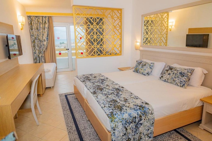 Vous planifiez votre séjour dans le magnifique Hôtel Marhaba Royal Salem à Sousse et vous vous demandez comment organiser votre transfert aéroport depuis Tunis-Carthage (TUN), Enfidha-Hammamet (NBE) ou Monastir (MIR) ? Pas de panique ! Chez Navette Tunisie, nous avons la solution idéale pour vous garantir un début et une fin de vacances en toute sérénité. Fini le stress des taxis à l'arrivée ou les attentes interminables ! Nous vous proposons des transferts privés pas chers en Tunisie et des navettes aéroport privées adaptées à tous vos besoins, avec la certitude d'un service de qualité et d'un prix imbattable. Nous sommes là pour assurer vos déplacements en Tunisie de A à Z. Transfert Aéroport vers l'Hôtel Marhaba Royal Salem Sousse : Quelle est la meilleure option pour vous ? Arriver en Tunisie, c'est le début de l'aventure ! Mais il faut d'abord rejoindre votre hôtel. L'Hôtel Marhaba Royal Salem est une destination très prisée à Sousse, accessible depuis les trois principaux aéroports de la région : Tunis, Enfidha, et Monastir. Pourquoi Choisir un Transfert Privé avec Navette Tunisie ? C'est simple ! Nous savons que vous recherchez la commodité, la sécurité et un prix juste. Zéro Stress à l'Arrivée : Votre chauffeur privé vous attendra nominativement dès la sortie des douanes, que vous atterrissiez à l'aéroport Tunis Carthage, l'aéroport d'Enfidha Hammamet ou l'aéroport de Monastir. Plus besoin de chercher un taxi ou de marchander le prix. Confort Garanti : Nos voitures avec chauffeur sont modernes, climatisées et parfaitement entretenues pour que votre trajet soit un moment de détente. Tarifs Transparents : Le prix est fixé à la réservation. Finies les mauvaises surprises ! Nos transferts privés à prix pas cher vers Hotel Marhaba Royal Salem vous offrent un excellent rapport qualité-prix. Comparez nos tarifs pas chers avec un taxi classique, vous serez agréablement surpris ! Flexibilité Totale : Que vous ayez besoin d'une navette privée aéroport Tunis vers Hotel Marhaba Royal Salem, d'un taxi enfidha sousse ou d'un transfert aéroport Monastir Sousse, nous avons le véhicule adapté à la taille de votre groupe et à vos bagages. Navette Tunis-Carthage (TUN) ➡️ Hôtel Marhaba Royal Salem L'aéroport de Tunis-Carthage (TUN) est le plus grand, mais aussi le plus éloigné de Sousse. Le trajet est conséquent, et le choix d'un service transport privé vers Hotel Marhaba Royal Salem devient essentiel. Oubliez les transports en commun compliqués ! Nous vous proposons un transfert aéroport Tunis Carthage Sousse rapide et confortable. Transfert aéroport Tunis vers Hotel Marhaba Royal Salem Navette privée aéroport Tunis vers Hotel Marhaba Royal Salem Taxi aéroport Tunis Carthage Sousse Transfert Enfidha-Hammamet (NBE) ➡️ Hôtel Marhaba Royal Salem L'aéroport d'Enfidha (NBE) est souvent le plus pratique pour les voyageurs allant à Sousse. Un transfert enfidha sousse est rapide. Nous sommes spécialisés dans les navettes enfidha sousse et les transferts enfidha Mahdia, Monastir, Hammamet, Nabeul, Bizerte, Kairouan, et même Tunis. Quel que soit votre besoin, le taxi enfidha Sousse ou la navette enfidha Sousse de Navette Tunisie est votre meilleur allié. Taxi enfidha sousse Transfert enfidha sousse Navette enfidha sousse Taxi Aéroport Monastir (MIR) ➡️ Hôtel Marhaba Royal Salem L'aéroport de Monastir (MIR) est également très proche de Sousse. Un transfert aéroport Monastir Sousse est une courte et agréable balade. Nos chauffeurs sont là pour vous accueillir pour votre taxi aéroport Monastir Sousse ou votre navette aéroport Monastir Sousse. Nous couvrons aussi d'autres destinations comme Mahdia, Hammamet et Nabeul depuis Monastir. Taxi aéroport Monastir Sousse Transfert aéroport Monastir Sousse Navette aéroport Monastir Sousse Plus qu'un Transfert : Votre Chauffeur Privé pour Tous Vos Déplacements en Tunisie Notre agence Navette Tunisie ne se limite pas à la liaison aéroport-hôtel. Nous sommes votre partenaire privilégié pour tous vos déplacements à travers le pays. Que vous ayez envie de découvrir la beauté du Sud (comme un transfert aéroport Tunis Carthage Tozeur Sahara Tunisie) ou les villes côtières, nous sommes là ! Mise à Disposition à Prix Pas Cher : Besoin d'une voiture avec chauffeur pour aller à Hotel Marhaba Royal Salem ou pour une excursion d'une journée ? Notre service de location voiture avec chauffeur prix pas cher est idéal pour explorer la Tunisie en toute liberté. Des Destinations Partout en Tunisie : Que vous cherchiez un chauffeur privé Tunis à Hammamet, un taxi aéroport Tunis Carthage Bizerte, un transfert aéroport Monastir Mahdia ou même un transfert aéroport Tunis Carthage Djerba, notre flotte est prête à vous emmener partout. Nous gérons également les longs trajets comme Transfert aéroport Tunis Carthage Sfax ou Tabarka. Navette Privée Pas Cher en Tunisie : Nous sommes fiers d'offrir des transferts privés pas chers en Tunisie sans jamais compromettre la qualité du service. Réserver votre navette aéroport pas cher Tunisie avec nous, c'est choisir la tranquillité d'esprit. Prix Pas Cher et Qualité de Service : Notre Engagement Nous savons que le budget est important pour vos vacances. Notre mission est de vous offrir le meilleur des deux mondes : un service transport aéroport Tunis vers Hotel Marhaba Royal Salem d'excellence, et des prix pas chers. Comment Réserver Facilement ? C'est ultra simple ! Nous avons tout fait pour que vous puissiez réserver votre taxi moins cher en quelques clics. Visitez notre site : www.navettetunisie.net Sélectionnez votre aéroport (Tunis, Enfidha ou Monastir) et votre destination (Hôtel Marhaba Royal Salem Sousse). Choisissez le véhicule qui vous convient. Réservez en ligne en toute sécurité. Un Devis Gratuit et Rapide vous Attend ! Si vous avez des questions spécifiques ou un trajet particulier (comme Transfert aéroport Tunis Carthage Kantaoui ou Transfert aéroport Tunis Carthage Mahdia), n'hésitez pas. Vous pouvez demander un devis gratuit dans deux clics sur WhatsApp. Oui, aussi simple que ça ! Navette Tunisie est toujours avec vous pour assurer vos déplacements en Tunisie et vos transferts aéroports hôtels ou bien le contraire hôtel aéroport dans toute la Tunisie. Notre expertise en taxi Tunisie réserver taxi transfert aéroport Tunisie prix pas cher vous garantit une expérience client inégalée. N'Hésitez Plus, Réservez Votre Transfert Aéroport Idéal ! Votre confort et votre sérénité sont notre priorité absolue. Nous mettons tout en œuvre pour que la première et la dernière étape de votre voyage en Tunisie soient parfaites. En choisissant Navette Tunisie, vous optez pour : La ponctualité d'un chauffeur privé professionnel. Le confort d'un véhicule climatisé. L'assurance d'un tarif pas cher et fixe. La facilité de réserver un taxi transfert aéroport Tunisie prix pas cher en ligne. Nous vous demandons de passer votre réservation maintenant ! Ne perdez plus de temps à chercher : nous sommes la solution idéale pour votre transfert aéroport Tunis Carthage vers Hotel Marhaba Royal Salem, votre taxi enfidha sousse ou votre navette aéroport Monastir Sousse. Faites confiance à notre agence, www.navettetunisie.net, pour commencer vos vacances du bon pied. Cliquez ici pour réserver votre transfert dès aujourd'hui et profitez de votre séjour en Tunisie ! Nous sommes impatients de vous accueillir. Réservez votre transfert sans plus attendre sur notre site et assurez-vous de la tranquillité Réservez dès maintenant votre navette aéroport en Tunisie avec Navette Tunisie et voyagez en toute tranquillité !