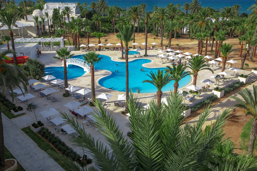 Vous venez d'atterrir en Tunisie, prêt à profiter du soleil, des plages magnifiques et de la chaleur de l'accueil tunisien ? Félicitations ! Maintenant, il ne vous reste plus qu'une étape cruciale : rejoindre votre hôtel, l'Occidental Sousse Marhaba à Sousse, depuis l'un des aéroports principaux : Tunis-Carthage (TUN), Enfidha-Hammamet (NBE), ou Monastir (MIR). Finie la galère des taxis imprévisibles, des attentes interminables ou des prix qui s'envolent ! Chez Navette Tunisie, nous avons la solution parfaite et abordable pour que votre séjour commence sur les chapeaux de roue. Nous vous proposons un service de transport privé fiable, confortable et toujours ponctuel. Pourquoi se compliquer la vie quand on peut voyager l'esprit tranquille ? Réservez votre navette privée avec nous dès aujourd'hui ! Pourquoi Choisir un Transfert Privé Navette Tunisie depuis l'Aéroport vers l'Hôtel Occidental Sousse Marhaba ? Avouons-le, après un vol, la dernière chose dont on a envie, c'est de négocier un prix ou de se perdre en cherchant un moyen de transport fiable. C'est là que notre agence de transport navette Tunisie entre en jeu. Nous sommes spécialisés dans les transferts aéroports-hôtels à travers toute la Tunisie, et notre objectif principal est votre satisfaction et votre confort. Imaginez : vous récupérez vos bagages, vous sortez, et là, votre chauffeur privé vous attend, souriant, avec une pancarte à votre nom. Pas d'attente. Pas de stress. Juste un véhicule moderne, climatisé et parfaitement entretenu prêt à vous emmener directement à la porte de l'Hotel Occidental Sousse Marhaba. C'est ça, l'expérience Navette Tunisie ! Nous vous offrons plusieurs options pour coller parfaitement à vos besoins et à votre budget : Transferts Privés à Prix Pas Cher vers Hotel Occidental Sousse Marhaba : Le choix le plus populaire. Un véhicule exclusivement pour vous et vos accompagnateurs, au meilleur tarif garanti. Voiture avec Chauffeur à un Prix Pas Cher vers Hotel Occidental Sousse Marhaba : Pour ceux qui apprécient un service plus personnalisé et une attention particulière. Service Transport Privé vers Hotel Occidental Sousse Marhaba : Simplement la garantie d'un voyage direct et sans escale, du terminal à la réception. Que vous arriviez à l'aéroport Tunis-Carthage (TUN) (qui demande un trajet un peu plus long, mais que nous maîtrisons parfaitement), à l'aéroport d'Enfidha (NBE) (le plus proche et le plus souvent utilisé pour Sousse), ou à l'aéroport de Monastir (MIR) (une excellente alternative), nous assurons votre transfert aéroport Tunis vers Hotel Occidental Sousse Marhaba ou votre transfert enfidha sousse avec la même rigueur et le même professionnalisme. Nos Services de Transfert Détaillés : Au-Delà de Sousse ! Bien sûr, vous venez à Sousse, mais peut-être prévoyez-vous des excursions ou un séjour multi-villes ? Excellente nouvelle : Navette Tunisie vous accompagne partout ! Notre réseau de navettes privées en Tunisie est extrêmement étendu. Nous ne faisons pas que le simple transfert aéroport Tunis Carthage Sousse ou la navette aéroport Monastir Sousse. Nous assurons des liaisons vers toutes les destinations touristiques majeures et même au-delà. Jetez un œil à quelques-unes de nos destinations les plus demandées : Depuis l'Aéroport d'Enfidha-Hammamet (NBE) : Taxi enfidha Mahdia, navette enfidha Mahdia, transfert enfidha mahdia. Navette enfidha Monastir, transfert enfidha Monastir, taxi enfidha Monastir. Taxi enfidha sousse, transfert enfidha sousse, navette enfidha sousse (vers votre Occidental Sousse Marhaba!). Transfert enfidha hammamet, taxi enfidha hammamet, navette enfidha hammamet. Et même des liaisons plus lointaines comme transfert enfidha Tunis, transfert enfidha Bizerte ou transfert enfidha Nabeul. Depuis l'Aéroport de Monastir (MIR) : Taxi aéroport Monastir Mahdia, navette aéroport Monastir Mahdia. Transfert aéroport Monastir Hammamet, navette aéroport Monastir Nabeul. Transfert aéroport Monastir Tunis. Depuis l'Aéroport de Tunis-Carthage (TUN) : Transfert aéroport Tunis Carthage Hammamet, navette aéroport Tunis Carthage Nabeul. Transfert aéroport Tunis Carthage Bizerte, transfert aéroport Tunis Carthage Monastir ou Mahdia. Même des voyages plus audacieux comme le transfert aéroport tunis carthage tozeur sahara tunisie ! En gros, peu importe votre point d'arrivée et votre destination finale, nous sommes votre service transport tout aéroport en Tunisie de confiance. Vous cherchez à savoir comment trouver une moyenne de transport pour aller à Hotel Occidental Sousse Marhaba ? La réponse est simple : Navette Tunisie ! Le Prix Juste et la Qualité Garante : Votre Réservation en Deux Clics Chez nous, pas de mauvaise surprise ! Nous vous garantissons un taxi tunisie réserver taxi transfert aéroport tunisie prix pas cher et un service de transferts privés pas cher en tunisie sans rogner sur la qualité. Nous savons que le prix est important, mais la tranquillité l'est tout autant. C'est pourquoi nous proposons des tarifs ultra-compétitifs pour un service haut de gamme. Clarté Totale : Le prix que nous vous indiquons lors de la réservation est le prix final. Pas de frais cachés pour les bagages, le temps d'attente ou les péages. Confort et Sécurité : Nos véhicules sont récents et conduits par des chauffeurs professionnels, courtois et connaissant parfaitement les routes tunisiennes. Flexibilité : Que vous ayez besoin d'une simple voiture avec chauffeur pour aller à Hotel Occidental Sousse Marhaba ou d'une grande navette pour un groupe, nous avons le véhicule qu'il vous faut. Nous proposons également un service de mise à disposition prix pas cher si vous avez besoin d'un chauffeur pour plusieurs heures ou la journée. Nous avons fait le maximum pour que le processus de réservation soit le plus simple et le plus rapide possible. Nous ne voulons pas que vous perdiez de précieuses minutes de vacances. Vous êtes convaincu ? C'est le moment d'agir ! Comment Réserver Votre Transfert avec Navette Tunisie ? C'est Facile ! Nous vous avons présenté la meilleure option pour votre transfert vers l'Hotel Occidental Sousse Marhaba. Maintenant, il ne vous reste plus qu'à finaliser ! Visitez notre site web : Rendez-vous sur notre plateforme facile d'utilisation : www.navettetunisie.net. Choisissez votre trajet : Sélectionnez votre aéroport d'arrivée (TUN, NBE ou MIR) et votre destination (Hôtel Occidental Sousse Marhaba Sousse). Finalisez la réservation : Indiquez les détails de votre vol et le nombre de passagers. Option Extra Simple : Vous pouvez également demander un devis gratuit dans deux clics sur WhatsApp ! C'est le moyen le plus direct pour avoir une réponse rapide et un devis personnalisé. Navette Tunisie toujours avec vous pour assurer vos déplacements en Tunisie ! Votre satisfaction est notre meilleure publicité. Ne laissez pas le stress du transport gâcher le début de votre séjour. Réservez votre transfert aéroport à travers notre agence et profitez de votre séjour en Tunisie dès la seconde où vous atterrissez. N'hésitez plus ! Offrez-vous la tranquillité d'esprit et la meilleure navette privée en Tunisie. Votre chauffeur vous attend déjà ! Réservez dès maintenant votre navette aéroport en Tunisie avec Navette Tunisie et voyagez en toute tranquillité !