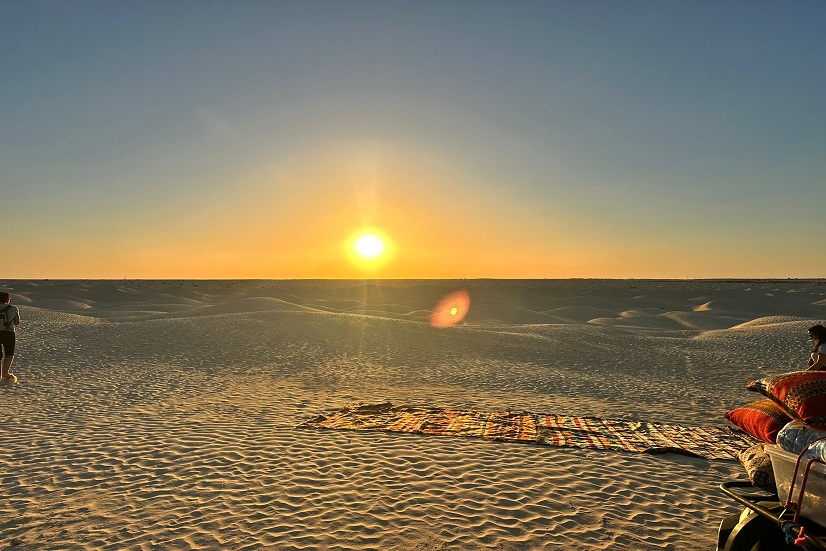 Vous rêvez d'une évasion totale, loin du tumulte quotidien, au cœur des dunes dorées du Sahara tunisien? Vous cherchez à réserver un circuit désert en Tunisie pas cher, mais sans sacrifier la qualité et l'authenticité de l'expérience? Navette Tunisie est là pour transformer ce rêve en réalité! Oubliez les recherches interminables sur "comment trouver un circuit Sahara Tunisie pas cher" et laissez-nous vous guider vers le voyage Circuits Sud Tunisien pas cher parfait, rempli d'aventures et de découvertes. Nous vous proposons des Circuits vers le Sud Tunisien vers Sahara Tunisie de plusieurs jours qui vous marqueront à jamais. Préparez-vous à plonger dans un décor digne des plus grands films, car le désert tunisien, c'est bien plus que du sable! Nos Circuits au Sud Tunisien Pas Cher : L'Aventure à Portée de Main Chez Navette Tunisie, nous avons conçu des forfaits flexibles pour répondre à toutes vos envies et tous les budgets. Que vous optiez pour une Excursion Sud Tunisien 2 jours, 3 jours, ou même 4 jours, notre objectif est simple : vous offrir une immersion complète dans le désert et les aventures du Sud. Nous savons qu'un Circuit au Sud Tunisien pas cher en Tunisie est ce que vous recherchez, et c'est exactement ce que nous garantissons. Nos circuits incluent l'essentiel pour une expérience mémorable : l'hébergement authentique, les repas traditionnels et surtout, le transport privé vers le désert avec un chauffeur privé expérimenté. Pourquoi Choisir Navette Tunisie pour Votre Tour du Désert? Le prix: Nos formules sont étudiées pour être les plus compétitives du marché, sans compromettre la qualité. La flexibilité: Choisissez la durée de votre Excursion Sud Tunisien (2, 3 ou 4 jours) et personnalisez votre itinéraire. L'authenticité: Nous vous emmenons là où l'âme du désert réside, loin des sentiers battus. Le confort et la sécurité: Votre chauffeur est à votre entière disposition pendant votre séjour en Tunisie et désert Sahara Tunisie, assurant un voyage serein et sur mesure. Imaginez-vous déjà, assis sur une dune, observant le coucher de soleil aux couleurs irréelles... C'est l'expérience que nous vous promettons. Matmata, Douz, Tozeur : Les Joyaux du Sud Tunisien Un circuit dans le Sud ne serait pas complet sans explorer ses villes emblématiques. Elles sont les portes d'entrée de votre Circuit Sahara Tunisie et recèlent des trésors culturels et naturels : Matmata : C'est ici que l'histoire rencontre la géologie. Matmata est célèbre pour ses maisons troglodytes, des habitations souterraines uniques au monde. C'est une immersion fascinante dans le mode de vie berbère. Et oui, c'est aussi un lieu de pèlerinage pour les cinéphiles, car une de ces maisons a servi de décor à une certaine saga galactique! Douz : Surnommée la "porte du Sahara", Douz est l'endroit parfait pour commencer votre tour du désert en Tunisie. C'est le point de départ des méharées et l'endroit idéal pour une balade à dos de dromadaire. L'ambiance y est vibrante et le marché local, coloré et parfumé. Tozeur : Une oasis magnifique, riche en palmiers et en histoire. Tozeur est le point de départ pour explorer les merveilles environnantes. Sur les Traces des Étoiles : Le Décor de Star Wars et les Maisons Troglodytes Pour les fans de science-fiction, le Sud Tunisien est un véritable plateau de tournage à ciel ouvert. Nous vous emmènerons découvrir le célèbre décor de Star Wars, notamment l'habitation d'enfance de Luke Skywalker à Matmata. C'est une expérience absolument magique de se promener là où une légende cinématographique est née. Et bien sûr, les maisons troglodytes de Matmata ne sont pas que des décors; elles sont le témoignage vivant de l'ingéniosité humaine face au climat désertique. Nous vous proposons une visite respectueuse de ces habitations étonnantes. Chebika et les Oasis de Montagne : Quand le Désert Devient Vert Le Sahara n'est pas qu'un océan de sable. Laissez-nous vous surprendre avec la beauté saisissante des oasis de montagne. Votre chauffeur privée pour visiter Sud Tunisie (Sahara Tunisie) vous conduira vers des paysages inattendus : Chebika : Surnommée "le château du soleil", cette oasis de montagne est nichée dans les plis de l'Atlas. Le contraste entre les falaises arides et la verdure luxuriante est époustouflant. Nous vous emmènerons voir la majestueuse grande cascade de Chebika, une véritable bénédiction d'eau au milieu du désert. Tamerza et Mides : Un tour d'oasis qui vous révélera des canyons profonds, des palmeraies verdoyantes et des villages abandonnés. C'est une randonnée facile et enrichissante, un moment de pure sérénité. Ces haltes sont essentielles pour comprendre la richesse et la diversité du paysage du désert Sahara Tunisie. Réservez Votre Aventure Désertique Sans Plus Attendre avec Navette Tunisie! Vous avez lu les détails, imaginé les paysages, ressenti l'appel du désert. Il est temps de passer à l'action. Nous vous offrons la tranquillité d'esprit d'un chauffeur privé professionnel, une immersion culturelle profonde et la certitude de trouver un Circuit au Sud Tunisien pas cher et de haute qualité. Notre équipe est spécialisée dans les tours du désert en Tunisie et s'engage à vous offrir un service impeccable. Votre chauffeur est à votre entière disposition pour faire de votre Circuit Sud Tunisien vers Sahara Tunisie une expérience sur mesure. Vous décidez du rythme, nous nous occupons de tout. Ne Laissez Pas Votre Rêve S'envoler! Nous vous encourageons vivement à passer votre réservation avec nous sur navettetunisie.net! En choisissant Navette Tunisie, vous vous assurez : Le meilleur rapport qualité-prix pour votre voyage Circuits Sud Tunisien pas cher. Un transport privé confortable et sécurisé (votre transport privé vers le désert). Une expérience client satisfaisante garantie, de la première prise de contact jusqu'à votre retour. Contactez-nous aujourd'hui pour discuter de votre circuit désert Tunisie idéal. Cliquez, réservez et préparez-vous pour l'aventure de votre vie. Réservez directement le circuit tunisien avec Navette Tunisie pour garantir votre place et commencer à planifier les détails de votre évasion magique dans le Sahara! Nous ferons tout notre possible pour que vous soyez non seulement satisfait, mais enchanté de votre choix. Réservez dès maintenant votre navette aéroport en Tunisie avec Navette Tunisie et voyagez en toute tranquillité !