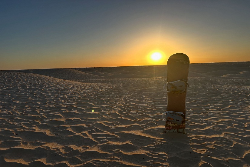 Vous rêvez d’une aventure inoubliable dans le désert tunisien ? Le Sahara tunisien est l’endroit idéal pour vivre des expériences uniques, loin des circuits touristiques classiques. Avec NavetteTunisie, partez en toute tranquillité grâce à nos circuits pas chers qui couvrent le sud tunisien, les oasis magnifiques, les dunes de sable, et les villages typiques. Que vous soyez amateurs d’excursions 4x4, de balades à dos de chameau, ou que vous cherchiez un séjour luxe dans le désert, nous avons la formule adaptée à vos envies et à votre budget. Matmata et les maisons troglodytes : un voyage dans le temps La première étape incontournable est Matmata, célèbre pour ses maisons troglodytes. Ces habitations creusées dans la roche offrent un aperçu fascinant de la vie traditionnelle des habitants du sud tunisien. En vous baladant dans les ruelles et en visitant ces maisons, vous découvrirez un mode de vie unique, très photogénique. Pourquoi visiter Matmata ? Pour son authenticité, ses paysages lunaires, et ses vues imprenables sur les vallées. Expérience à ne pas manquer : une visite guidée avec un chauffeur privé pour explorer les alentours, éviter les foules et prendre des photos parfaites. C’est le point de départ idéal pour un circuit sud tunisien pas cher, surtout si vous voulez combiner culture, histoire et aventure. Douz : La porte du Sahara et l’aventure dans le désert Douz est surnommée la “porte du Sahara”. Ici, le désert s’étend à perte de vue et vous invite à des activités aventure exceptionnelles : Méharée dans le désert à dos de chameau pour vivre la vraie expérience saharienne. Excursion 4x4 dans les dunes pour les amateurs de sensations fortes. Quad et buggy pour explorer le désert autrement. Bivouac et camping pour une nuit inoubliable sous les étoiles. Avec NavetteTunisie, vous bénéficiez d’un chauffeur privé disponible pendant tout le séjour, garantissant sécurité et flexibilité pour découvrir le Sahara à votre rythme. Les couchers de soleil sur les dunes et les lever de soleil dans le désert sont des moments magiques à ne surtout pas manquer. Tozeur : Oasis, Star Wars et paysages exceptionnels La ville de Tozeur est un incontournable pour tous ceux qui veulent découvrir le désert tunisien sous toutes ses facettes. Palmeraies et oasis : explorez les palmeraies luxuriantes et les oasis spectaculaires. Décor de Star Wars : les amateurs de cinéma reconnaîtront certains paysages qui ont servi au tournage. Chott El Jerid : le célèbre lac salé offre des paysages à couper le souffle, surtout au coucher du soleil où le désert se transforme en miroir scintillant. Nos circuits dans le sud tunisien incluent souvent une visite guidée de Tozeur, permettant d’admirer le patrimoine naturel et culturel tout en profitant de transport privé et confortable. Ksar Ghilane : Nuit dans le désert et détente au Sahara Pour un séjour authentique dans le désert tunisien, Ksar Ghilane est parfait. L’expérience inclut : Campement saharien avec tentes berbères ou lodges confortables. Dîner sous les étoiles avec spécialités locales. Sources chaudes naturelles pour un moment de détente unique. Méharée à dos de chameau et promenade dans les dunes. C’est l’endroit idéal pour les voyages organisés dans le Sahara tunisien et pour profiter d’un séjour luxe désert Tunisie sans se ruiner. Les clients peuvent choisir entre excursions de 2, 3 ou 4 jours, avec transport et chauffeur privé inclus. Chebika, Tamerza et la grande cascade : Aventure et nature Ne manquez pas les villages oasis du sud tunisien comme Chebika et Tamerza. Grande cascade de Chebika : idéale pour les amateurs de randonnée et de photographie. Oasis et palmeraies : balade à pied ou en 4x4 pour découvrir la beauté naturelle du désert. Randonnée et quad : explorez les gorges et vallées environnantes pour une aventure dans le Sahara tunisien. Ces lieux sont parfaits pour compléter un circuit sud tunisien pas cher, combinant nature, aventure et découverte culturelle. Tataouine et Matmata : Le désert authentique Pour ceux qui souhaitent explorer le désert tunisien profond, Tataouine est un passage obligé. Ses paysages lunaires et ses maisons traditionnelles offrent une immersion totale dans le Sahara. Combinez cette étape avec Matmata et ses maisons troglodytes pour un voyage riche en découvertes et en émotions. Activités incontournables dans le Sahara tunisien Avec NavetteTunisie, vous pouvez profiter d’un large éventail d’activités : Excursion 4x4 dans le désert tunisien Balade à dos de chameau Quad ou buggy dans les dunes Camping et bivouac sous les étoiles Randonnée dans les oasis et villages troglodytes Séjour luxe avec tentes berbères ou lodges Chaque activité est accompagnée d’un chauffeur privé ou d’un guide local, garantissant sécurité, confort et expérience authentique. Hébergement dans le désert : Confort et luxe Nous proposons des options pour tous les goûts et budgets : Campements sahariens avec tentes berbères confortables Séjour luxe désert Tunisie pour ceux qui souhaitent combiner aventure et confort Hôtels et lodges dans le désert pour profiter de toutes les commodités Tous nos hébergements sont sélectionnés pour vous offrir une expérience authentique, sans compromis sur le confort. Réservez votre circuit sud tunisien dès aujourd’hui Avec NavetteTunisie, il est simple de réserver votre circuit dans le désert tunisien. Profitez de nos meilleures offres pas chères pour un voyage organisé dans le Sahara tunisien, incluant : Transport privé et chauffeur disponible Hébergement confortable dans le désert Activités aventure : quad, 4x4, méharée Découverte des oasis et villages troglodytes Séjour luxe ou circuits économiques adaptés à tous Ne perdez pas de temps à chercher ailleurs ! Réservez maintenant sur navettetunisie.net et vivez une expérience unique dans le Sahara tunisien, avec coucher de soleil magique, nuit sous les étoiles, et aventures inoubliables dans le désert tunisien. Avec NavetteTunisie, votre voyage dans le désert sera simple, sécurisé et mémorable. Contactez-nous dès aujourd’hui pour votre circuit sud tunisien pas cher, et préparez-vous à découvrir le Sahara tunisien comme jamais auparavant. CLIQUEZ ICI POUR RÉSERVER VOTRE CIRCUIT DÈS MAINTENANT SUR NAVETTETUNISIE.NET