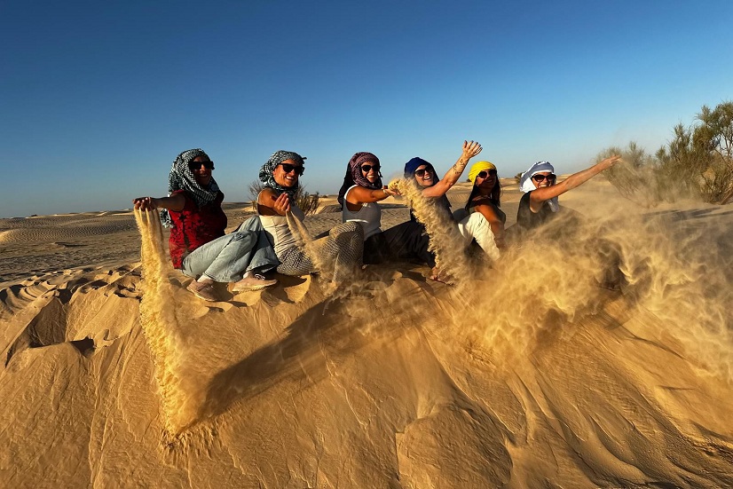 Vous rêvez d'immensité, de silence absolu et de nuits étoilées à couper le souffle ? Le désert tunisien n'est pas seulement une destination, c'est une expérience qui transforme. Chez navettetunisie.net, nous ne nous contentons pas de vous transporter ; nous vous ouvrons les portes du Sahara tunisien avec une expertise et une passion inégalées. Que vous cherchiez une excursion désert Tunisie de quelques jours ou une immersion totale, nous avons conçu pour vous les meilleurs circuits Sud Tunisien. Les Perles du Sud : De Matmata aux Décors de Star Wars Notre voyage dans le désert en Tunisie commence souvent par la découverte de lieux mythiques qui semblent appartenir à une autre planète. À Matmata, nous vous emmenons visiter les célèbres maisons troglodytes. Ces habitations creusées dans la roche offrent une fraîcheur naturelle et un aperçu unique du mode de vie berbère. C’est un passage obligé pour comprendre l’âme de la région avant de s'enfoncer plus loin dans l'aventure dans le Sahara tunisien. Pour les fans de cinéma, le désert de Tozeur recèle un trésor : le décor original de Star Wars. Marcher sur les traces de Luke Skywalker au milieu des dunes est une sensation indescriptible. Mais Tozeur, c'est aussi la nature brute avec la grande cascade de Chebika. Imaginez une oasis luxuriante nichée au creux de montagnes arides... c'est le contraste saisissant que nous vous proposons lors de notre tour d'oasis. Douz et Ksar Ghilane : Portes Ouvertes sur l'Infini Si vous cherchez la véritable expérience dans le désert, direction Douz, surnommée "la porte du désert". C’est ici que commence la véritable méharée dans le désert tunisien. Une balade à dos de chameau en Tunisie au coucher du soleil est un moment de pure magie que nous organisons avec soin. Pour les amateurs de détente et de paysages sauvages, l’oasis Ksar Ghilane est un incontournable de votre séjour désert Tunisie. Imaginez-vous vous baigner dans une source d'eau chaude naturelle, entouré par les dunes de sable ocre. C'est l'endroit idéal pour un bivouac Sahara Tunisie ou une nuit en tente berbère. Pour ceux qui préfèrent un peu plus de confort sans sacrifier l'authenticité, nous proposons des options de séjour luxe désert Tunisie avec des lodges désert Tunisie haut de gamme et des campements sahariens de grand confort. Aventure et Adrénaline : Le Désert en Mode Dynamique Vous avez soif d'action ? Nos circuits désert Tunisie ne sont pas que contemplatifs. Nous sommes les spécialistes du safari désert Tunisie. Excursion 4x4 désert Tunisie : Franchissez les dunes de sable fin et traversez l'immense Chott El Jerid, ce lac salé asséché aux reflets irréels. Quad dans le désert Tunisie et Buggy : Pour des sensations fortes garanties sur les crêtes de sable. Randonnée désert tunisien : Pour prendre le temps de ressentir chaque grain de sable sous vos pas. Chaque Tunisia desert tour que nous organisons est encadré par des professionnels pour garantir votre sécurité tout en maximisant votre plaisir. Pourquoi Choisir Navette Tunisie pour Votre Expédition ? Nous savons qu'il existe de nombreuses offres, mais voici pourquoi vous devez réserver votre excursion désert avec nous sur navettetunisie.net : Chauffeur privé et Transport de Qualité : Nous mettons à votre disposition un chauffeur privé pour visiter le sud Tunisie. Nos véhicules sont modernes, climatisés et parfaitement adaptés au terrain. Transparence des Prix : Vous cherchez un circuit Sahara Tunisie prix abordable ? Nous proposons des excursions désert pas cher en Tunisie sans jamais compromettre la qualité. Flexibilité Totale : Que vous souhaitiez une excursion sud tunisien 2 jours, 3 jours ou 4 jours, nous adaptons l'itinéraire à vos envies. Expérience Complète : Du dîner sous les étoiles au Sahara au lever de soleil désert Tunisie, nous nous occupons de chaque détail. N'attendez plus pour vivre l'aventure de votre vie ! Le Sahara vous appelle et nous sommes là pour rendre ce rêve accessible. Réservez dès maintenant votre Circuit Sud Tunisien ! Ne laissez pas cette chance vous échapper. Pour un voyage organisé désert tunisien sur mesure, avec le meilleur rapport qualité-prix du marché, contactez-nous directement. Nos packages désert Tunisie sont limités et très demandés. CLIQUEZ ICI POUR RÉSERVER VOTRE CIRCUIT DÈS MAINTENANT SUR NAVETTETUNISIE.NET Faites confiance à Navette Tunisie pour votre Sahara tour Tunisia. Nous garantissons votre satisfaction totale et un souvenir gravé à jamais dans votre mémoire. Votre nuit dans le désert Tunisie vous attend !