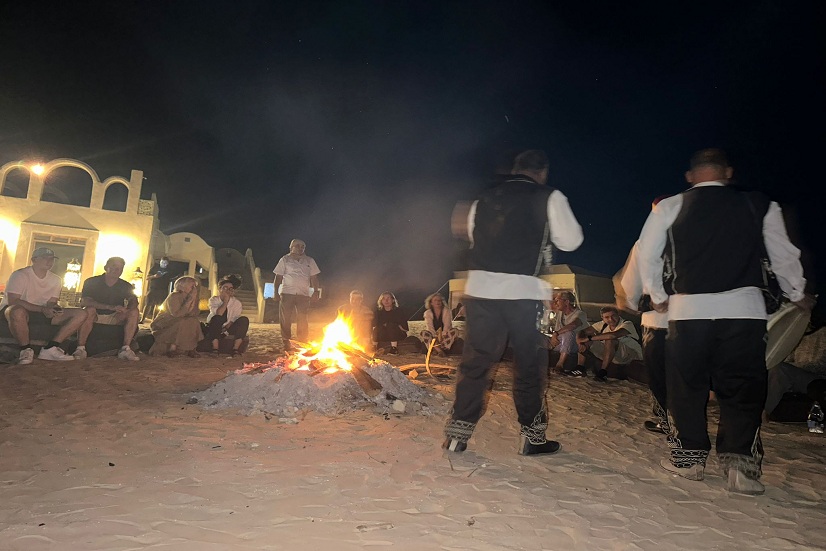 Vous rêvez d'immensité, de dunes dorées à perte de vue et de nuits étoilées d'une pureté absolue ? Le Sahara tunisien n'est pas seulement une destination, c'est une expérience sensorielle qui transforme l'âme. Chez Navette Tunisie, nous ne nous contentons pas de vous transporter ; nous vous ouvrons les portes d'un monde mystique. Que vous cherchiez une aventure dans le Sahara tunisien ou un séjour luxe désert Tunisie, nous avons conçu des itinéraires qui surpassent toutes les attentes. Réservez dès maintenant votre circuit avec navettetunisie.net pour vivre l'exceptionnel. Les Portes du Désert : De Douz à l'Oasis de Ksar Ghilane Notre périple commence souvent par Douz, surnommée à juste titre "la porte du désert". C'est ici que l'on ressent pour la première fois la puissance du Sahara Douz. Imaginez-vous entamer une méharée dans le désert tunisien, au rythme lent et apaisant des chameaux, pour une immersion totale. C’est le point de départ idéal pour une balade à dos de chameau Tunisie authentique. Mais le véritable joyau reste Ksar Ghilane. Cette oasis, nichée au milieu des dunes de l'Erg Oriental, est célèbre pour sa source d'eau chaude thermale. Après une excursion 4x4 désert Tunisie riche en adrénaline, quoi de plus relaxant que de se baigner au milieu des sables ? Pour ceux qui recherchent le confort, nous proposons des options de lodge désert Tunisie ou une nuit en tente berbère haut de gamme, alliant tradition et bien-être. Ne laissez pas passer cette chance, contactez Navette Tunisie pour un devis personnalisé. Tozeur et les Décors de Cinéma : Entre Oasis et Star Wars Le désert de Tozeur offre un visage radicalement différent. Ici, la brique d'argile dessine des façades géométriques uniques au monde. Nous vous emmenons découvrir le célèbre Chott El Jerid, cette immense mer de sel asséchée où les mirages jouent avec vos yeux. C’est un passage obligé de tout circuit désert Tunisie qui se respecte. Pour les fans de septième art, le détour par les décors de Star Wars (Mos Espa) est une expérience surréaliste. Marcher sur les traces d'Anakin Skywalker au milieu du désert est un moment fort de nos excursions sud tunisien 2 jours ou 3 jours. Et que dire de la grande cascade de Chebika ? Cette oasis de montagne, avec ses palmiers luxuriants nichés entre les parois rocheuses, offre un contraste saisissant avec l'aridité environnante. Avec nos chauffeurs privés pour visiter le sud Tunisie, vous explorez ces sites à votre rythme, sans le stress des groupes de touristes massifs. Immersion Culturelle : Matmata et les Maisons Troglodytes Un voyage dans le désert en Tunisie ne serait pas complet sans une escale à Matmata. Ce village est mondialement connu pour ses maisons troglodytes, creusées à même la terre pour échapper à la chaleur. Nous vous offrons l'opportunité unique de rencontrer les habitants et de comprendre ce mode de vie ancestral. En continuant vers le sud, vers Tataouine, le paysage devient plus sauvage, parsemé de "ksour" (villages fortifiés). C’est ici que l’aventure prend tout son sens. Que vous optiez pour une randonnée désert tunisien ou un tour en quad dans le désert Tunisie, chaque kilomètre parcouru est une découverte. Navette Tunisie met à votre disposition des chauffeurs professionnels pendant tout votre séjour pour une sécurité et une flexibilité totales. Nuits Magiques et Aventures Sahariennes : Bivouac et Étoiles L'apothéose de votre séjour reste sans aucun doute la nuit dans le désert Tunisie. Nous organisons des bivouacs Sahara Tunisie où le luxe rencontre la simplicité sauvage. Imaginez un dîner sous les étoiles Sahara, loin de toute pollution lumineuse, après avoir admiré le plus beau coucher de soleil dans le désert de votre vie. Pour les amateurs de sensations fortes, nos safaris désert Tunisie en buggy ou en 4x4 vous permettront de dompter les dunes géantes. Nous proposons des packages désert Tunisie tout compris, incluant le transport privé vers le désert, l'hébergement en campement désert Tunisie et des guides experts. Pourquoi réserver avec navettetunisie.net ? Expertise et Passion : Nous connaissons le sud tunisien comme personne. Chaque circuit Sahara Tunisie est testé et approuvé par nos équipes. Confort et Sécurité : Nos véhicules sont récents et nos chauffeurs sont des experts du terrain. Prix Compétitifs : Nous proposons des excursions désert pas cher Tunisie sans jamais sacrifier la qualité. Service Sur-Mesure : Du séjour luxe désert Tunisie au voyage organisé désert tunisien plus rustique, nous adaptons tout à vos envies. Le Sahara vous appelle. Ne remettez pas à demain ce voyage qui changera votre vision du monde. Que vous souhaitiez un circuit de 2, 3 ou 4 jours, Navette Tunisie est votre partenaire de confiance. CLIQUEZ ICI POUR RÉSERVER VOTRE CIRCUIT DÈS MAINTENANT SUR NAVETTETUNISIE.NET