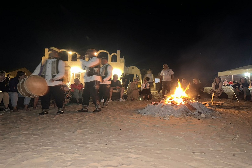 Imaginez la scène : le soleil vient de disparaître derrière les dunes dorées du Sahara, le vent souffle doucement et le silence enveloppe tout le désert. Vous êtes assis devant votre tente berbère, entouré par l’immensité du Sahara tunisien, et au-dessus de vous, un ciel étoilé à couper le souffle. Cette nuitée dans le désert du sud tunisien est bien plus qu’une simple étape : c’est une expérience sensorielle unique, un moment où le temps semble s’arrêter. Chez NavetteTunisie, nous faisons en sorte que chaque soirée dans le désert devienne un souvenir inoubliable, que vous choisissiez un campement luxe ou un bivouac traditionnel. Nos circuits Sud Tunisie pas chers combinent confort, aventure et immersion totale dans le désert. Le coucher de soleil et l’installation au campement Lorsque vous arrivez à votre campement dans le désert tunisien, le soleil commence à se coucher derrière les dunes. Les couleurs passent du doré à l’orange intense, et le paysage se transforme en un tableau vivant. Chez NavetteTunisie, nous veillons à ce que votre installation sous tente berbère soit rapide et confortable. Après un court repos, vous pouvez profiter d’un dîner traditionnel sous les étoiles, autour d’un feu de camp. Les saveurs locales, le thé à la menthe chaud et l’air pur du désert créent une ambiance unique et chaleureuse, propice à la détente et à l’émerveillement. Une nuit sous les étoiles dans le Sahara tunisien La vraie magie commence lorsque la nuit tombe. Loin de toute pollution lumineuse, le ciel du Sahara tunisien se remplit d’étoiles scintillantes à l’infini. Vous vous sentez minuscule face à cette immensité, mais profondément connecté à la nature. C’est le moment idéal pour se promener doucement dans les dunes, écouter le silence, ou simplement contempler le ciel nocturne du désert depuis votre tente ou votre campement. Pour ceux qui recherchent un séjour luxe dans le désert, nous proposons des lodges et tentes équipées, offrant un confort optimal tout en permettant de profiter pleinement de cette ambiance magique. Douz et Ksar Ghilane : le décor parfait pour votre soirée dans le désert Nos circuits sud tunisien incluent les lieux les plus emblématiques pour vivre cette expérience : Douz, la porte du Sahara, idéale pour une première nuitée sous tente et des balades à dos de chameau. Ksar Ghilane, oasis mythique, parfaite pour profiter de sources chaudes et d’une ambiance saharienne authentique. Tozeur et Chebika, pour découvrir des oasis, la grande cascade de Chebika et des paysages lunaires avant de rejoindre votre campement. Chaque lieu est choisi pour que votre soirée dans le désert tunisien soit à la fois magique, sûre et confortable. Activités et expériences nocturnes dans le désert La nuit dans le désert ne se limite pas à l’observation du ciel : nous proposons un panel d’activités pour enrichir votre circuit désert Tunisie : Balade à dos de chameau au coucher du soleil Randonnée dans les dunes sous la lueur des étoiles Safari 4x4 nocturne pour les amateurs de sensations Dîner et musique traditionnelle autour du feu Ces activités permettent de vivre le Sahara tunisien autrement, en alliant aventure, détente et émerveillement. Transport privé et chauffeur pour un séjour sans souci Pour profiter pleinement de cette expérience unique, NavetteTunisie met à votre disposition : Transport privé vers le désert Chauffeur privé pour visiter le sud tunisien Accompagnement tout au long de votre séjour Vous vous concentrez sur le plaisir et la magie des soirées dans le désert, nous nous occupons du reste. Réservez dès maintenant votre nuitée sous tente dans le Sahara tunisien Si vous souhaitez vivre : Une soirée magique sous un ciel étoilé Une nuit dans une tente berbère ou un campement luxe Une expérience unique à Douz, Ksar Ghilane ou Tozeur Une immersion complète dans le Sahara tunisien Réservez votre circuit avec NavetteTunisie sur www.navettetunisie.net. Ne laissez pas passer l’occasion de vivre la magie du désert tunisien, loin de la ville et entouré par l’immensité du Sahara. Avec nous, chaque nuitée sous tente devient un souvenir inoubliable. CLIQUEZ ICI POUR RÉSERVER VOTRE CIRCUIT DÈS MAINTENANT SUR NAVETTETUNISIE.NET