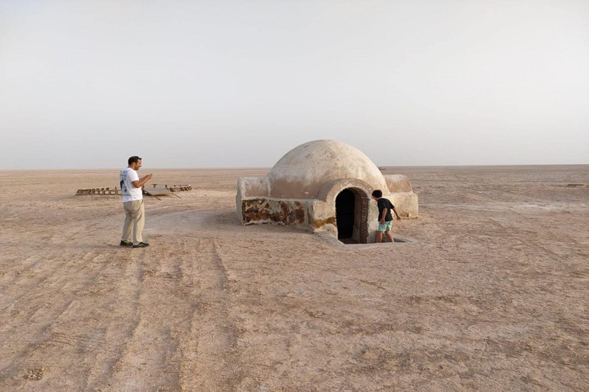 Nous vous invitons à vivre une expérience unique dans le désert tunisien avec NavetteTunisie.net, votre partenaire de confiance pour les circuits Sud Tunisie pas cher et les excursions Sahara tunisien. Grâce à nos chauffeurs professionnels, à notre transport privé et sécurisé, et à nos packages sur mesure, vous allez découvrir le sud tunisien comme jamais auparavant, dans le confort, la sécurité et la tranquillité. Avec nos circuits désert Tunisie, nous vous faisons découvrir les lieux emblématiques, les activités aventure, et les hébergements typiques ou luxe, pour un voyage mémorable. Matmata et les maisons troglodytes : un voyage au cœur de l’histoire La ville de Matmata est célèbre pour ses maisons troglodytes, creusées directement dans la roche. Ces habitations uniques offrent un aperçu fascinant du mode de vie traditionnel berbère et constituent une étape incontournable lors d’un circuit Sud Tunisie pas cher. Avec NavetteTunisie.net, nous vous proposons : Une visite guidée des maisons troglodytes de Matmata, pour découvrir l’architecture et la culture locales. La possibilité de découvrir le décor de Star Wars, qui a utilisé ces paysages exceptionnels pour certains tournages. Un transport privé et sécurisé, pour vous déplacer confortablement tout en profitant pleinement du site. Nos chauffeurs veillent à ce que chaque visite se fasse dans le respect du rythme des voyageurs, avec des conseils pratiques et un suivi personnalisé. Douz et Ksar Ghilane : l’aventure au cœur du Sahara tunisien Douz, la porte du désert tunisien La ville de Douz est connue comme la porte du Sahara tunisien. C’est ici que commence la véritable immersion dans le désert : Balade à dos de chameau, pour découvrir les dunes et les paysages infinis. Excursion 4x4 désert Tunisie, pour explorer des zones plus reculées et profiter de l’aventure. Coucher de soleil dans le désert, un moment magique à ne pas manquer. Nuit en tente berbère ou bivouac Sahara Tunisie, pour vivre le désert authentique. Ksar Ghilane et son oasis Plus au sud, Ksar Ghilane vous surprendra avec son oasis verdoyante et ses sources chaudes naturelles. Ici, vous pourrez : Faire du quad dans le désert Tunisie ou du buggy pour les amateurs de sensations fortes. Profiter de nos séjours luxe désert Tunisie, avec confort et tranquillité dans un cadre exceptionnel. Nos chauffeurs restent à votre disposition pour garantir un transport privé et sûr, vous permettant de vous concentrer sur l’aventure et le plaisir. Tozeur, Chebika et Chott El Djérid : des paysages inoubliables Tozeur et son oasis La ville de Tozeur est renommée pour ses palmeraies et ses paysages verdoyants au milieu du désert. Avec nos circuits, vous pourrez faire un tour d’oasis, idéal pour la détente et la découverte de la nature saharienne. Chebika et la grande cascade La grande cascade de Chebika est une étape incontournable. Nos excursions incluent une visite guidée pour découvrir cette merveille naturelle au cœur des montagnes du désert, accessible grâce à notre transport privé. Chott El Djérid Le Chott El Djérid, lac salé gigantesque, offre des paysages surréalistes. Nos packages désert Tunisie incluent des arrêts pour admirer ces étendues uniques, parfaits pour vos photos et souvenirs mémorables. Expériences et activités dans le Sahara tunisien Avec NavetteTunisie.net, nous proposons une gamme complète d’activités dans le désert : Randonnée désert tunisien et safari désert Tunisie Balade à dos de chameau Tunisie Excursion 4x4 désert Tunisie, quad et buggy Nuit sous tente berbère ou campement désert Tunisie Dîner sous les étoiles et lever de soleil magique Chaque activité est pensée pour offrir aventure, découverte et confort, avec un suivi constant de nos chauffeurs pour assurer votre sécurité. Hébergement et confort dans le désert tunisien Nous proposons plusieurs options pour tous les goûts : Campement désert Tunisie, pour une immersion authentique Nuit en tente berbère, simple et confortable Séjour luxe désert Tunisie, avec services haut de gamme Lodge désert Tunisie et hôtels dans le désert, pour ceux qui veulent confort et aventure combinés Notre équipe s’assure que chaque séjour respecte vos attentes et que la sécurité et le confort soient prioritaires. Réservation facile avec NavetteTunisie.net Réserver votre circuit Sahara Tunisie pas cher est simple et rapide : Package désert Tunisie sur mesure Circuit Sud tunisien 2, 3 ou 4 jours Tunisie aventure désert, dès la sortie de l’avion Chauffeur privé disponible tout au long du séjour Nous recommandons de réserver votre véhicule au moins 48h à l’avance, pour garantir disponibilité et tranquillité d’esprit. Pourquoi choisir NavetteTunisie.net ? ✔️ Chauffeurs professionnels et attentifs ✔️ Transport privé sécurisé vers le désert ✔️ Packages sur mesure et tarifs abordables ✔️ Suivi constant pour votre sécurité et votre confort ✔️ Expériences et activités adaptées à tous les voyageurs Réservez dès maintenant votre circuit Sud Tunisie Si vous souhaitez découvrir Matmata, Douz, Ksar Ghilane, Tozeur, Chebika et Chott El Djérid, profiter de balades à dos de chameau, excursions 4x4, nuits dans le désert, et séjours luxe, contactez NavetteTunisie.net dès aujourd’hui et réservez votre circuit Sahara Tunisie pas cher. Votre aventure dans le désert tunisien commence dès votre arrivée. NavetteTunisie.net est toujours à votre service pour un voyage sûr, confortable et inoubliable. CLIQUEZ ICI POUR RÉSERVER VOTRE CIRCUIT DÈS MAINTENANT SUR NAVETTETUNISIE.NET