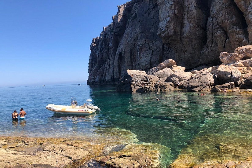 Envie de vous évader le temps d’une journée, loin du bruit et du stress ? Nous vous proposons un tour à Haouaria en bateau privatisé, avec aller-retour inclus, repas complet, dégustations sur place et installation confortable dans une crique paradisiaque. Oui, tout est pensé pour que vous profitiez pleinement de la mer, du soleil et d’un déjeuner aux saveurs 100 % tunisiennes. Cette expérience, c’est bien plus qu’une simple sortie en mer. C’est une journée complète en bateau à Haouaria, organisée dans les moindres détails, où la mer, la gastronomie et la convivialité se rencontrent. On vous emmène ? Départ vers les criques secrètes de Haouaria : transfert en bateau et installation sous parasol Dès votre arrivée, nous vous accueillons pour le transfert en bateau vers les criques de Haouaria. La navigation débute dans une ambiance détendue, avec la brise marine et une vue spectaculaire sur les falaises. Très vite, vous laissez derrière vous la foule pour rejoindre des criques accessibles uniquement par bateau. À l’arrivée, nous nous occupons de tout : Installation sous parasol Espace ombragé pour se détendre Distribution d’eau fraîche tout au long de la journée Vous pouvez profiter de la baignade, explorer les rochers, faire des photos ou simplement vous allonger face à la mer. L’eau est limpide, le décor naturel, et l’ambiance… franchement, c’est le genre d’endroit qu’on n’oublie pas. Dégustation d’oursins pêchés sur place : une expérience authentique en mer Ce qui rend ce tour en bateau à Haouaria privatisé vraiment unique, c’est l’authenticité. Ici, pas de repas standardisé. Nous vous proposons une dégustation d’oursins fraîchement pêchés sur place. Nos pêcheurs les ouvrent directement devant vous. Le goût est iodé, intense, naturel. Si vous n’avez jamais essayé, c’est le moment. Et si vous êtes amateur, vous allez vous régaler. Cette expérience fait partie de l’ADN de la journée : fraîcheur, simplicité et produits de la mer ultra frais. Assiette traditionnelle à 13h : hrous, thon, huile d’olive et pain tabouna Vers 13h, on ne tarde jamais à faire apparaître la première assiette. Une belle assiette tunisienne composée de hrous, thon et huile d’olive, accompagnée de pain tabouna chaud et de sardines grillées. Ce moment-là, c’est déjà un festin. On partage, on goûte, on trempe le pain dans l’huile d’olive… L’ambiance est conviviale, naturelle, sans chichi. Tout est préparé sur place, avec des ingrédients frais. Le but ? Vous faire vivre un déjeuner en bateau à Haouaria comme si vous étiez invités chez des amis au bord de la mer. Barbecue de poisson grillé et fruits de mer : le grand déjeuner face à la mer Puis vient le moment fort de la journée : le déjeuner barbecue de poisson grillé et fruits de mer. Au menu : Daurade grillée Poissons frais du jour Fruits de mer Salade méchouia maison Salades fraîches variées Le poisson est grillé sur place. L’odeur du barbecue se mélange à l’air marin, et franchement… ça ouvre l’appétit. On prend le temps de savourer chaque bouchée, les pieds presque dans l’eau. Ce repas inclus dans votre tour à Haouaria par bateau privatisé est généreux, authentique et copieux. On ne parle pas d’un simple sandwich. On parle d’un vrai déjeuner marin, complet et savoureux. Une journée en bateau privatisé : confort, intimité et liberté Choisir un bateau privatisé à Haouaria, c’est choisir la tranquillité. Vous êtes entre vous : famille, amis, couple ou groupe. Pas de foule, pas d’inconnus. Juste vous et la mer. Nous organisons : L’aller-retour en bateau L’installation dans la crique Les dégustations Le déjeuner complet L’eau fraîche tout au long de la journée Vous n’avez rien à gérer. Juste à profiter. Pourquoi choisir notre tour à Haouaria en bateau avec repas inclus ? Parce que tout est inclus, tout est clair, et tout est pensé pour votre confort. ✔ Transfert aller-retour en bateau ✔ Installation sous parasol dans une crique ✔ Dégustation d’oursins pêchés sur place ✔ Distribution d’eau fraîche ✔ Assiette traditionnelle hrous, thon et sardines ✔ Barbecue poisson grillé et fruits de mer ✔ Ambiance conviviale et authentique C’est une excursion en mer à Haouaria complète, idéale pour ceux qui veulent une journée différente, gourmande et relaxante. Une expérience parfaite pour familles, couples et groupes d’amis Cette journée s’adapte à tous. En famille, les enfants adorent la mer et la découverte. En couple, c’est romantique et dépaysant. Entre amis, c’est festif et chaleureux. Le décor naturel de Haouaria, ses criques sauvages et son eau turquoise créent une atmosphère unique. Et avec le bateau privatisé, vous êtes libres de profiter à votre rythme. Réservez votre tour à Haouaria par bateau privatisé dès maintenant Si vous cherchez : Une sortie en mer à Haouaria avec repas inclus Un bateau privatisé avec déjeuner poisson grillé Une journée détente dans une crique avec dégustation d’oursins Une expérience authentique et conviviale Alors cette journée est faite pour vous. Nous vous invitons à réserver votre tour à Haouaria en bateau privatisé dès maintenant. Les places sont limitées, surtout en saison estivale. Ne tardez pas. Contactez-nous et offrez-vous une journée différente, entre mer turquoise, poisson grillé, pain tabouna et ambiance 100 % tunisienne. On vous attend à bord. CLIQUEZ ICI POUR RÉSERVER VOTRE CIRCUIT DÈS MAINTENANT SUR NAVETTETUNISIE.NET