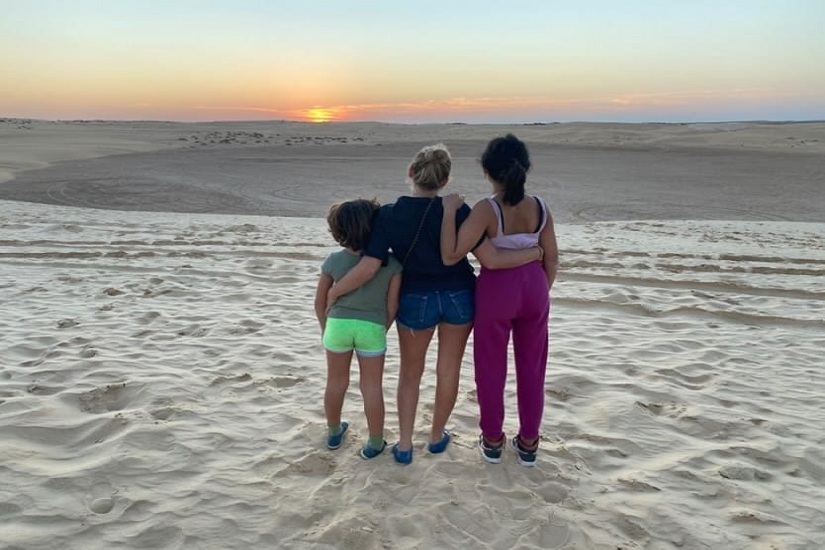 Vous avez envie de tout plaquer pour quelques jours et de vous évader là où le sable touche le ciel ? On vous comprend. Le désert tunisien est l’un de ces endroits rares sur Terre où l'on se sent à la fois minuscule et incroyablement vivant. Mais on sait aussi ce que c'est : on veut de l'aventure, du rêve, de la magie, sans pour autant vider son compte en banque. Alors, comment trouver un circuit Sahara Tunisie pas cher sans sacrifier la qualité ? Ne cherchez plus. Chez navettetunisie.net, nous avons concocté pour vous le meilleur du Sahara tunisien, alliant authenticité, confort et tarifs imbattables. Découverte du Désert Tunisien : Les Escalpes Incontournables du Grand Sud Quand on parle de voyage dans le désert en Tunisie, on imagine souvent une mer de sable infinie. C’est vrai, mais c'est bien plus que ça. Notre circuit Sud Tunisien pas cher vous emmène à travers des paysages qui changent toutes les heures. D'abord, il y a Matmata. Oubliez tout ce que vous savez sur l'architecture. Ici, on vit sous terre. Les maisons troglodytes de Matmata sont de véritables prouesses de fraîcheur naturelle. Nous vous ferons entrer dans l'intimité de ces habitations uniques pour comprendre la culture berbère. C’est d’ailleurs ici que l'aventure spatiale a commencé, puisque ces décors ont servi de base à de nombreuses scènes de films cultes. Ensuite, place au désert de Tozeur. C'est ici que vous trouverez le mythique décor de Star Wars (Mos Espa). On s'y croirait vraiment ! Mais Tozeur, c'est aussi l'eau au milieu de la roche. On vous emmène voir la grande cascade de Chebika, une oasis de montagne où l'eau cristalline jaillit des parois arides. Un tour d'oasis avec nous, c'est l'assurance de voir les coins que les touristes classiques ratent. Expériences dans le Désert : Entre Adrénaline et Sérénité à Douz et Ksar Ghilane S'il y a bien une ville qui mérite son titre de "Porte du Désert", c'est Douz. C’est le point de départ idéal pour une méharée dans le désert tunisien. Vous voulez du vrai ? On vous propose une balade à dos de chameau en Tunisie au moment où le soleil commence à décliner. Le coucher de soleil dans le désert à Douz est une expérience mystique. Pour les amateurs de sensations fortes, notre excursion 4x4 désert Tunisie va vous secouer (dans le bon sens du terme !). On traverse le Chott El Jerid, cette immense étendue de sel qui brille sous le soleil du sud, avant de s'attaquer aux dunes. Et si vous préférez piloter, pourquoi ne pas tester le quad dans le désert Tunisie ou même un buggy désert Tunisie ? On vous garantit une dose d'adrénaline pure sur les crêtes de sable fin. Pour ceux qui cherchent la détente absolue, l’oasis Ksar Ghilane est votre paradis. Nichée en plein milieu des dunes de sable rouge, sa source d'eau chaude vous attend pour une baignade inoubliable. C'est l'endroit parfait pour une nuit dans le désert en Tunisie, que ce soit en camping dans le désert tunisien pour les puristes ou dans un lodge désert Tunisie pour un séjour luxe désert Tunisie. Hébergement et Confort : Dormir sous les Étoiles du Sahara Passer une nuit en tente berbère, c'est l'essence même du voyage. Imaginez : un dîner sous les étoiles au Sahara, le crépitement d'un feu de camp, et un silence que vous n'avez jamais entendu ailleurs. Nos options de bivouac Sahara Tunisie et de campement désert Tunisie sont sélectionnées pour leur accueil chaleureux et leur respect de l'environnement. Pour ceux qui veulent plus de confort, nous proposons des packages désert Tunisie incluant des nuitées en camp saharien Tunisie avec tout le nécessaire pour une nuit reposante. Et ne manquez surtout pas le lever de soleil désert Tunisie ; voir le sable changer de couleur, passant du gris bleuté à l'orange vif, est un spectacle qui vaut tous les réveils matinaux du monde. Pourquoi réserver votre excursion Sud Tunisien avec navettetunisie.net ? On ne va pas se mentir, il y a beaucoup d'offres. Mais trouver un circuit Sahara Tunisie pas cher en Tunisie qui tient ses promesses, c'est plus rare. Voici ce que nous vous garantissons : Chauffeur privé pour visiter le Sud Tunisie : Finis les bus de 50 personnes. Avec nous, vous avez un transport privé vers le désert. Votre chauffeur privé au Sahara est à votre disposition pour s'arrêter quand vous voulez prendre une photo ou simplement admirer la vue. Flexibilité totale : Que vous souhaitiez une excursion Sud Tunisien 2 jours, 3 jours ou même une immersion de 4 jours, nous adaptons le parcours. Le juste prix : Nos tarifs pour un circuit Sud Tunisien pas cher en Tunisie sont calculés au plus près pour vous offrir la meilleure expérience sans frais cachés. Expertise locale : Nous connaissons chaque grain de sable entre Tataouine désert et le grand Erg Oriental. Passez à l'action : Réservez votre rêve dès aujourd'hui ! Le désert ne se raconte pas, il se vit. Ne perdez plus votre temps à chercher sur des dizaines de sites. La meilleure offre séjour désert Tunisie est ici. Que vous cherchiez un Tunisia adventure desert, un Sahara tour Tunisia ou une simple randonnée désert tunisien, nous avons la clé de votre voyage. Contactez-nous directement sur navettetunisie.net pour votre réservation excursion désert. Notre équipe est prête à vous organiser un voyage organisé désert tunisien qui dépassera toutes vos attentes. Faites le premier pas vers le Sahara, cliquez pour réserver un circuit désert en Tunisie pas cher et laissez-nous nous occuper de tout. La magie du Sud Tunisien n'attend que vous, et avec Navette Tunisie, vous êtes entre de bonnes mains. À très vite dans les dunes ! CLIQUEZ ICI POUR RÉSERVER VOTRE CIRCUIT DÈS MAINTENANT SUR NAVETTETUNISIE.NET