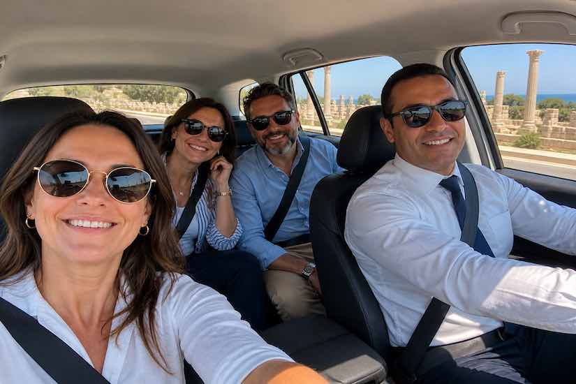 Vous arrivez en croisière à Tunis et votre bateau accoste au port de La Goulette ? Alors vous êtes idéalement placé pour vivre une escale exceptionnelle, riche en découvertes, en saveurs et en émotions. En quelques heures seulement, il est tout à fait possible de visiter les lieux incontournables de la région, sans stress et dans un confort total. Dans ce guide complet, nous vous proposons un itinéraire optimisé, pensé spécialement pour les voyageurs en escale. Avec Navette Tunisie, profitez d’un service fluide, professionnel et surtout 100 % adapté à votre rythme, avec un chauffeur qui reste avec vous jusqu’à votre retour au port. Pourquoi choisir une excursion privée depuis le port de La Goulette ? Lors d’une escale, chaque minute compte. Opter pour une excursion privée avec chauffeur vous permet de maximiser votre temps tout en profitant d’un confort absolu. Contrairement aux excursions de groupe souvent rigides, ici vous bénéficiez : D’un programme flexible selon vos envies D’un chauffeur professionnel dédié D’un véhicule climatisé et confortable D’un accompagnement complet du port jusqu’au retour 👉 Et surtout, un point essentiel : Le chauffeur reste avec vous toute la journée jusqu’au retour au port de La Goulette. Vous souhaitez faire une pause déjeuner ? Aucun souci : 👉 Le chauffeur peut vous proposer les meilleurs restaurants tunisiens, et vous choisissez librement celui qui vous convient. Envie d’une activité originale ? 👉 Il peut aussi vous emmener pour profiter d’un tour de chameau au bord de la mer, une expérience unique et mémorable. Visiter Carthage : immersion dans l’histoire antique tunisienne Parmi les sites incontournables à visiter depuis La Goulette, Carthage est une étape obligatoire. Située à quelques minutes seulement du port, cette ancienne cité antique vous plonge dans une histoire fascinante. Vous pourrez y découvrir : Les célèbres thermes d’Antonin, avec vue sur la mer Les vestiges romains impressionnants La colline de Byrsa et ses panoramas exceptionnels C’est une visite idéale pour une escale : rapide, enrichissante et parfaitement accessible. 👉 Grâce à Navette Tunisie, vous êtes déposés directement aux points clés, sans perte de temps. Sidi Bou Saïd : le joyau bleu et blanc à ne pas manquer Impossible de visiter Tunis sans passer par Sidi Bou Saïd, l’un des villages les plus emblématiques de Tunisie. Ce lieu unique séduit immédiatement avec : Ses maisons blanches aux portes bleues Ses ruelles pleines de charme Ses vues imprenables sur la Méditerranée C’est l’endroit parfait pour : Faire de magnifiques photos Se détendre autour d’un thé à la menthe Acheter des souvenirs artisanaux 👉 Pendant votre visite, votre chauffeur vous attend tranquillement et reste disponible. Explorer la Médina de Tunis : authenticité et ambiance locale Pour une immersion totale, direction la Médina de Tunis, classée au patrimoine mondial. Ce quartier historique vous plonge dans une ambiance unique : Des souks traditionnels animés Des boutiques d’artisanat local Une architecture typique et authentique C’est l’endroit idéal pour ressentir le vrai cœur de Tunis, découvrir les traditions et repartir avec des souvenirs uniques. 👉 Votre chauffeur vous dépose à l’entrée et vous récupère facilement après votre visite. Déjeuner tunisien : une pause gourmande selon vos envies Une escale réussie passe aussi par la découverte des saveurs locales. 👉 Avec notre service : Le chauffeur reste avec vous et peut vous orienter vers les meilleurs restaurants. Vous choisissez librement : Un restaurant traditionnel Une terrasse avec vue Un déjeuner rapide ou plus gastronomique Parmi les plats incontournables : Couscous tunisien Brik croustillante Tajine tunisien 👉 Vous prenez votre temps, sans pression, le chauffeur vous attend. Tour de chameau au bord de la mer : une expérience unique Pour ajouter une touche originale à votre journée, pourquoi ne pas tenter une activité différente ? 👉 Nous vous proposons un tour de chameau au bord de la mer. C’est une expérience : Authentique Accessible à tous Parfaite pour créer des souvenirs mémorables 👉 Le chauffeur vous y emmène directement et s’occupe de toute l’organisation. Organisation optimisée et retour garanti au port Lors d’une escale, la gestion du temps est essentielle. Avec Navette Tunisie, tout est pensé pour votre tranquillité. ✔️ Prise en charge directement au port de La Goulette ✔️ Itinéraire optimisé selon votre heure d’arrivée ✔️ Gestion du timing tout au long de la journée ✔️ Retour garanti au port à l’heure Vous profitez de votre journée sans stress, sans risque et sans imprévus. Pourquoi réserver votre excursion avec Navette Tunisie ? Faire confiance à Navette Tunisie, c’est choisir un service sérieux et reconnu. Nous vous offrons : ✔️ Un service professionnel et fiable ✔️ Un chauffeur expérimenté et à l’écoute ✔️ Une grande flexibilité dans l’organisation ✔️ Un confort optimal pendant toute la journée ✔️ Un accompagnement complet jusqu’au retour au port Mais surtout, nous vous garantissons une expérience humaine, simple et agréable. Réservez votre excursion dès maintenant – places limitées Ne laissez rien au hasard pendant votre escale. 👉 Réservez dès maintenant votre circuit privé depuis le port de La Goulette avec Navette Tunisie. 📲 Contact direct et rapide sur WhatsApp : ➡️ www.navettetunisie.net Notre équipe est disponible pour organiser votre journée selon vos besoins. FAQ SEO – Escale à Tunis depuis La Goulette Que visiter depuis le port de La Goulette en une journée ? Vous pouvez facilement visiter Carthage, Sidi Bou Saïd et la Médina de Tunis en une seule journée bien organisée. Le chauffeur reste-t-il avec nous toute la journée ? 👉 Oui, le chauffeur reste avec vous jusqu’au retour au port, y compris pendant les pauses et le déjeuner. Peut-on choisir le restaurant pour déjeuner ? 👉 Oui, le chauffeur vous propose plusieurs options et vous choisissez librement. Est-il possible de faire un tour de chameau ? 👉 Oui, nous pouvons organiser un tour de chameau au bord de la mer pendant votre excursion. Le retour au bateau est-il garanti ? 👉 Oui, nous assurons un retour à l’heure au port de La Goulette. Comment réserver rapidement ? 👉 Il suffit de nous contacter via WhatsApp sur : www.navettetunisie.net Conclusion : transformez votre escale à Tunis en expérience inoubliable Votre escale à Tunis mérite bien plus qu’une simple visite rapide. Avec une organisation adaptée, elle devient une expérience riche, fluide et mémorable. Entre histoire, culture, paysages et gastronomie, vous profitez du meilleur de la Tunisie en quelques heures. 👉 Avec Navette Tunisie, tout est simple : nous vous accompagnons du début à la fin, avec un service personnalisé et rassurant. ➡️ Contactez-nous dès maintenant et confirmez votre réservation. Nous serons ravis de vous accueillir et de faire de votre escale un moment exceptionnel. CLIQUEZ ICI POUR RÉSERVER VOTRE NAVETTE PRIVÉE OU VOTRE CIRCUIT DÈS MAINTENANT SUR NAVETTETUNISIE.NET.